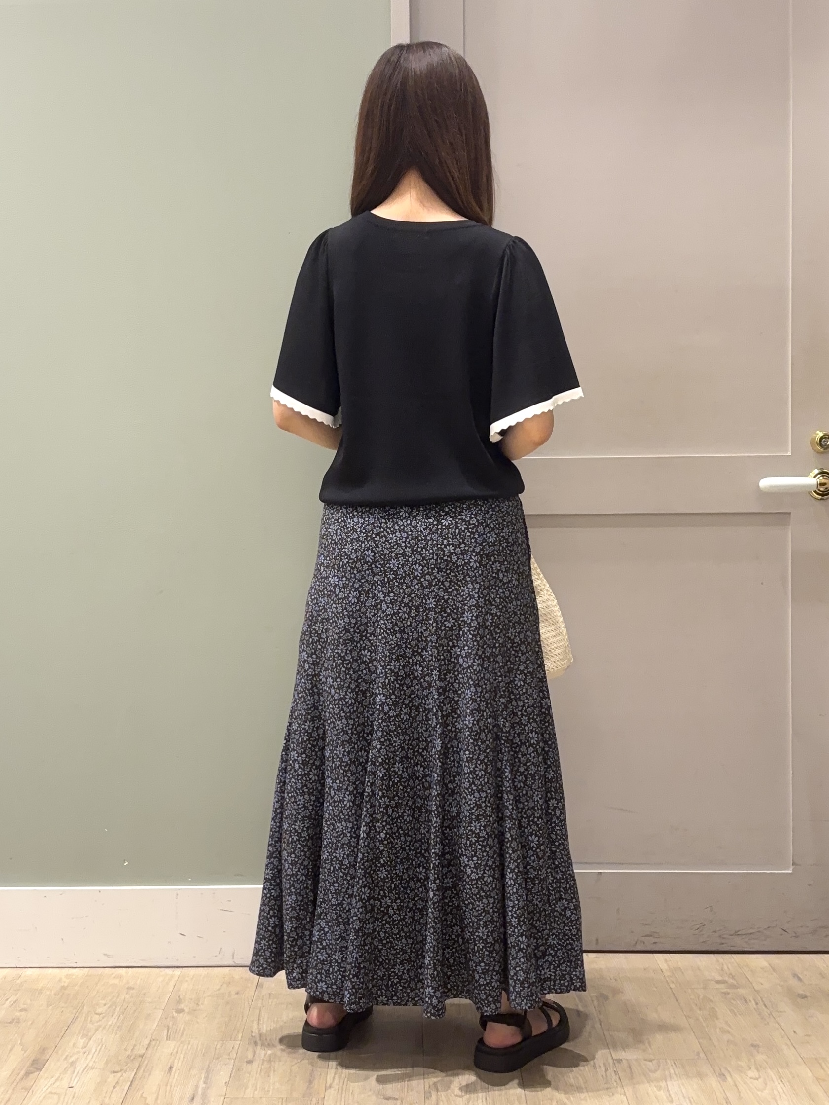 しばみさんの「grove｜高評価！【シリーズ累計36万枚！名品ニット】やわらかドライタッチ スカラップスリーブニット」を使ったコーディネート