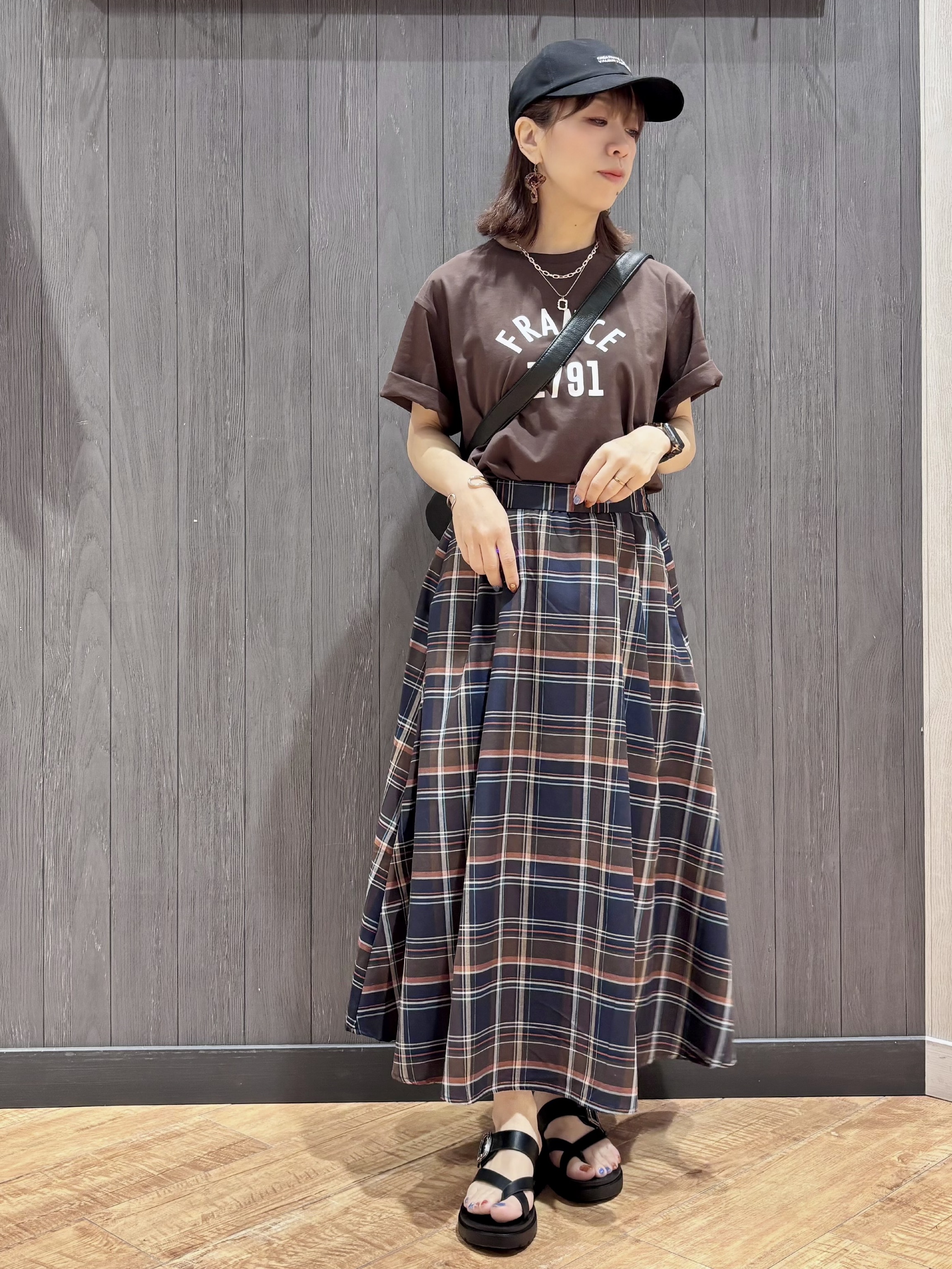 meiさんの「SHOO･LA･RUE｜【洗濯機可/S-LL】夏に快適サラサラ感 大人のプリントTシャツ」を使ったコーディネート