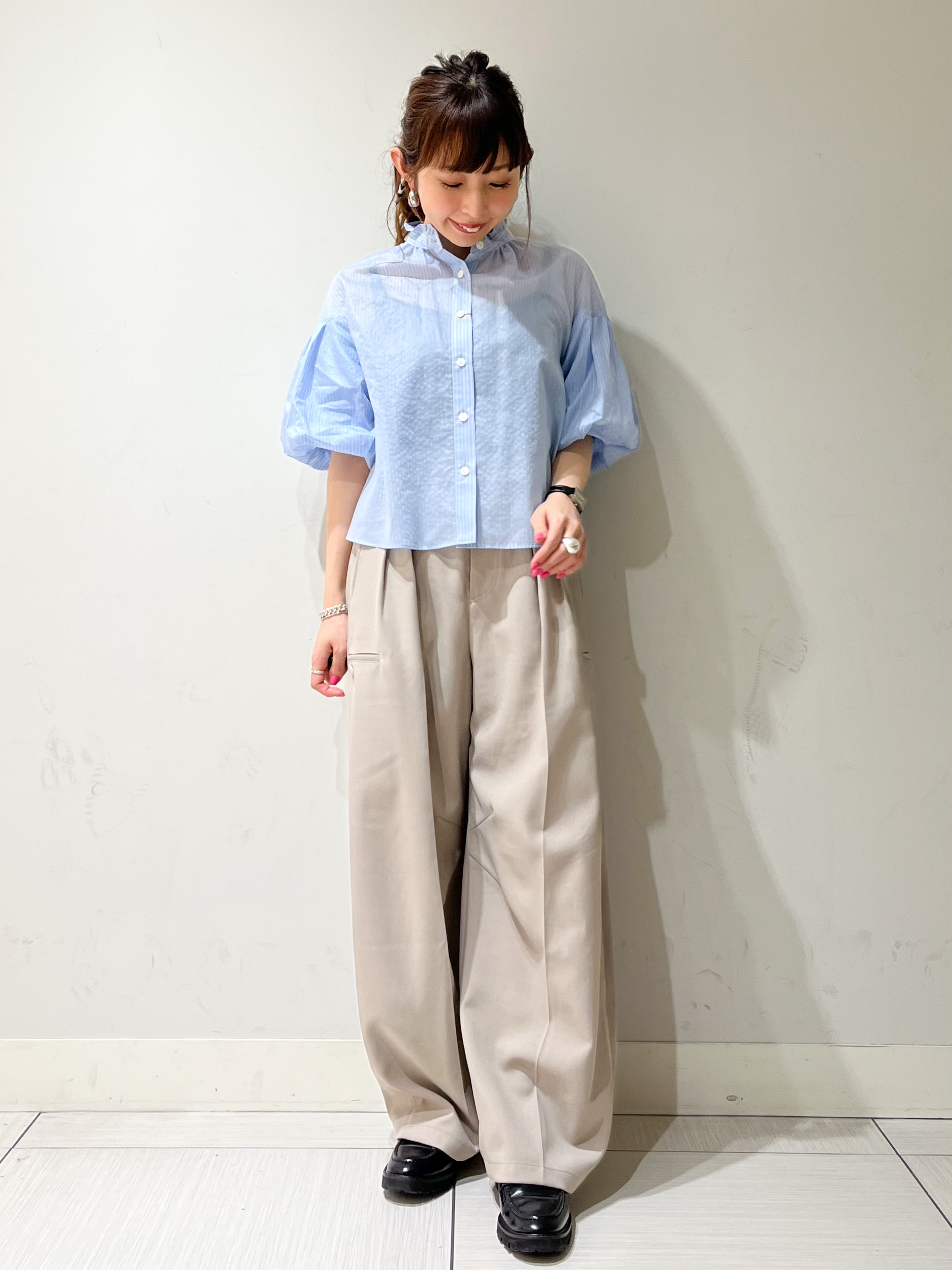 じゅんさんの「DRESSTERIOR｜【1枚で着映え/ウォッシャブル】ストライプスタンドフリルボリュームスリーブブラウス」を使ったコーディネート