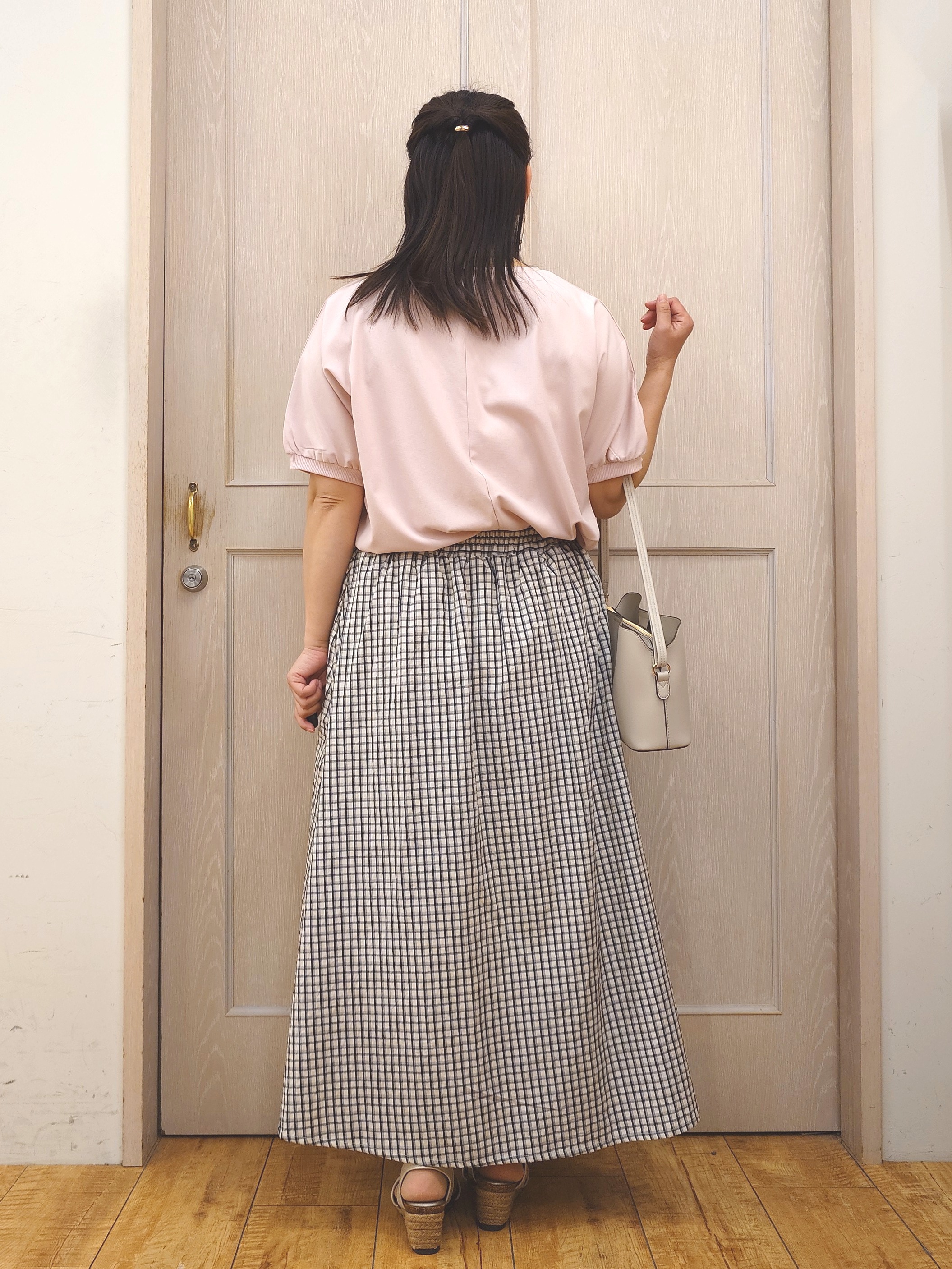 とろろさんの「SHOO･LA･RUE｜【洗濯後しわになりにくい】インせず着られる さらっとタッチのドルマンブラウス」を使ったコーディネート