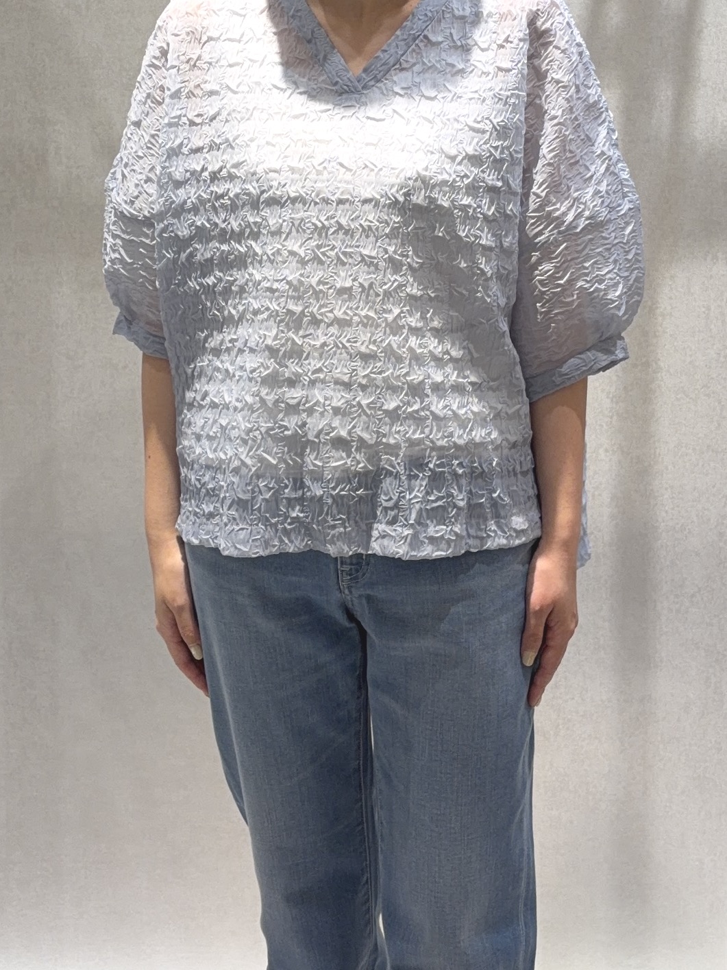 わたなべさんの「UNTITLED｜【洗える】シアーVネックブラウス」を使ったコーディネート