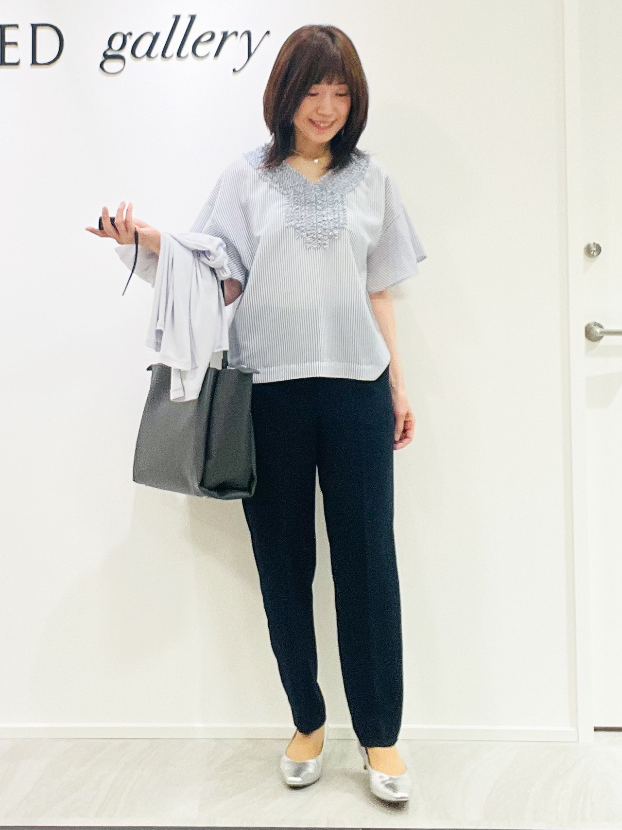 めいさんの「UNTITLED｜【接触冷感/通気性/洗える】Vネックフリルブラウス」を使ったコーディネート