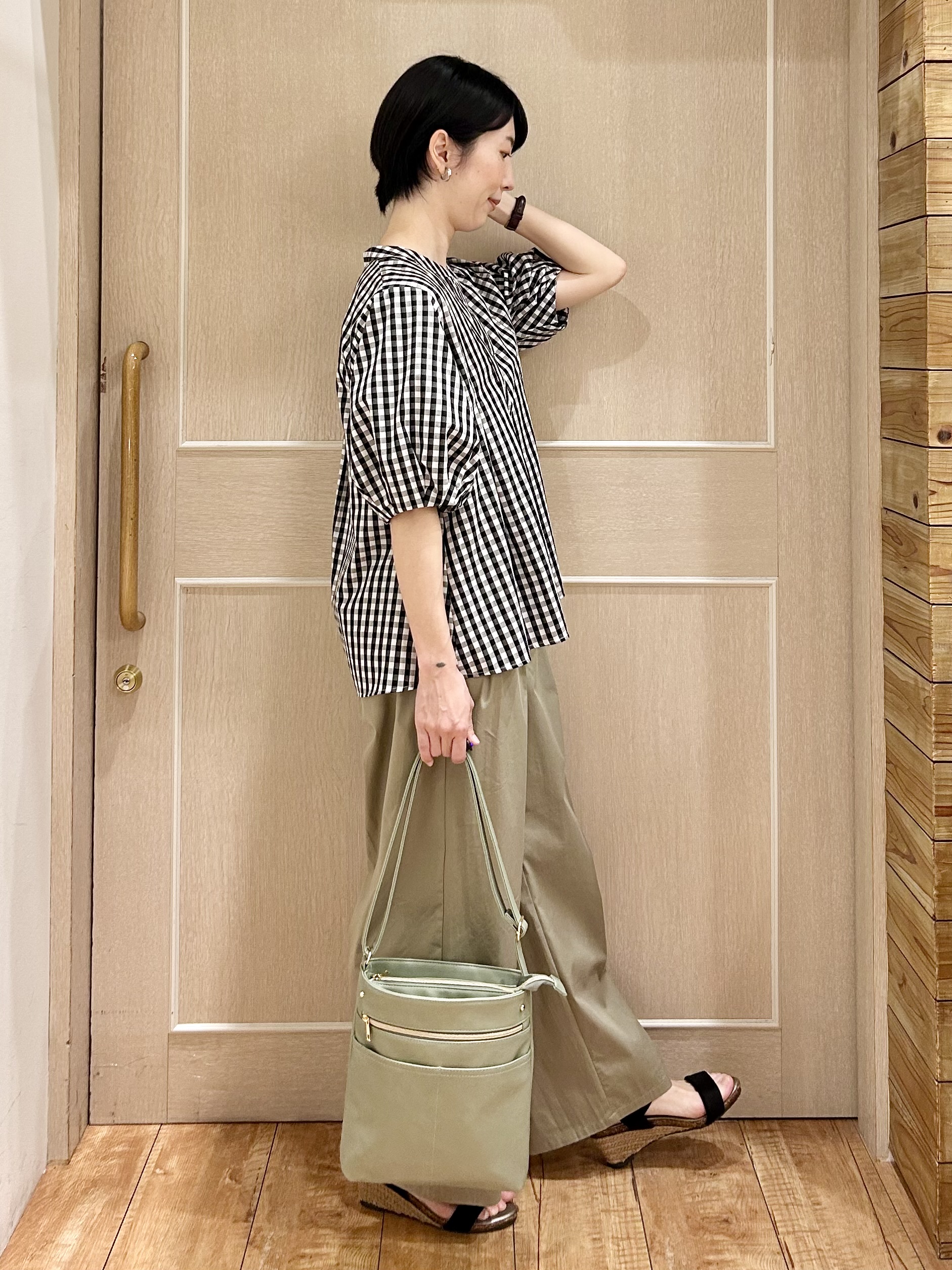 ちぐささんの「SHOO･LA･RUE｜【高レビュー/洗濯後しわになりにくい/インせず着られる】自然に体型カバー 麻調ペプラムブラウス」を使ったコーディネート