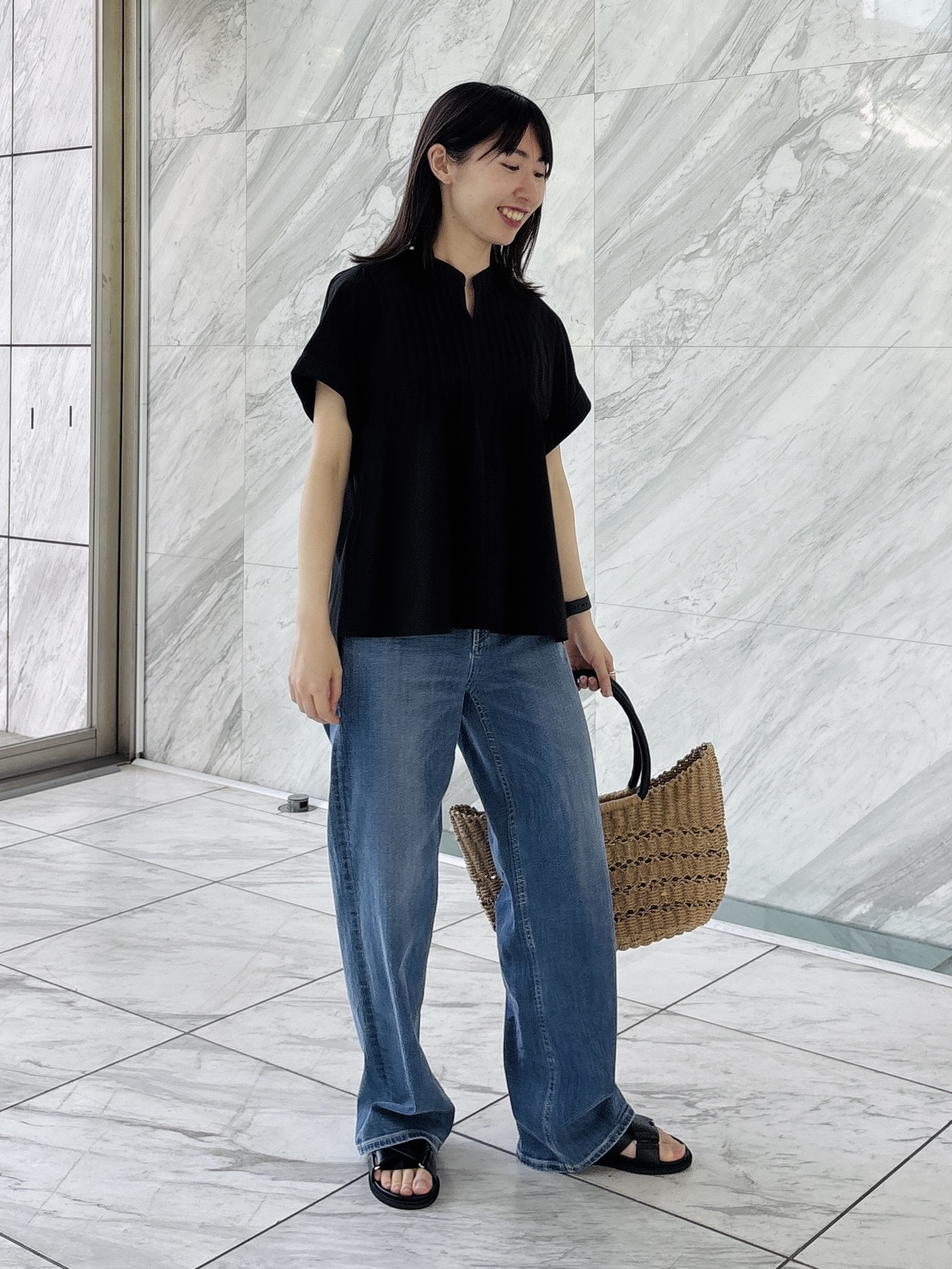 Yoshimiさんの「INDIVI｜【褒められデニム】ワイドストレート デニムパンツ」を使ったコーディネート