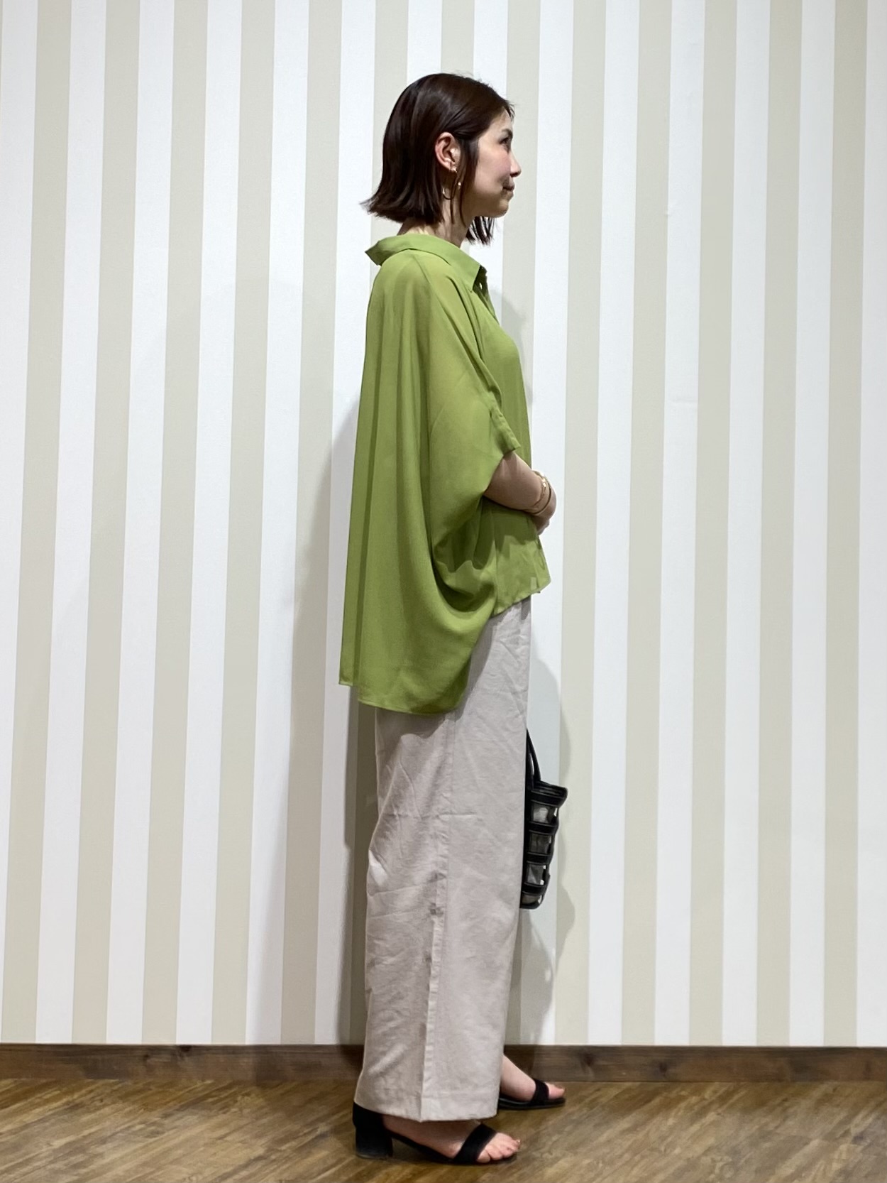 SAOさんの「SHOO･LA･RUE｜【洗濯機可/体型カバー】羽織るだけで雰囲気変わる 柄アソート ポンチョ風シアーシャツ」を使ったコーディネート