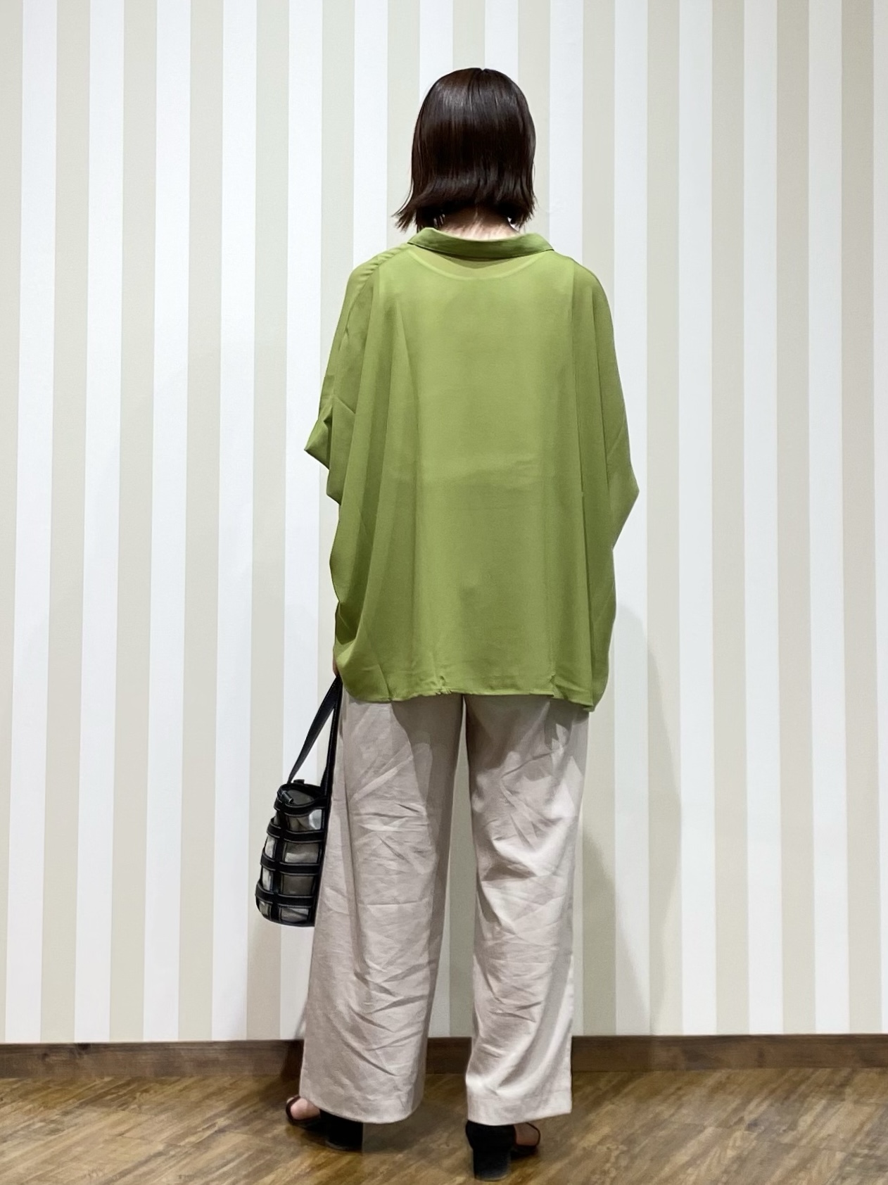 SAOさんの「SHOO･LA･RUE｜【洗濯機可/体型カバー】羽織るだけで雰囲気変わる 柄アソート ポンチョ風シアーシャツ」を使ったコーディネート