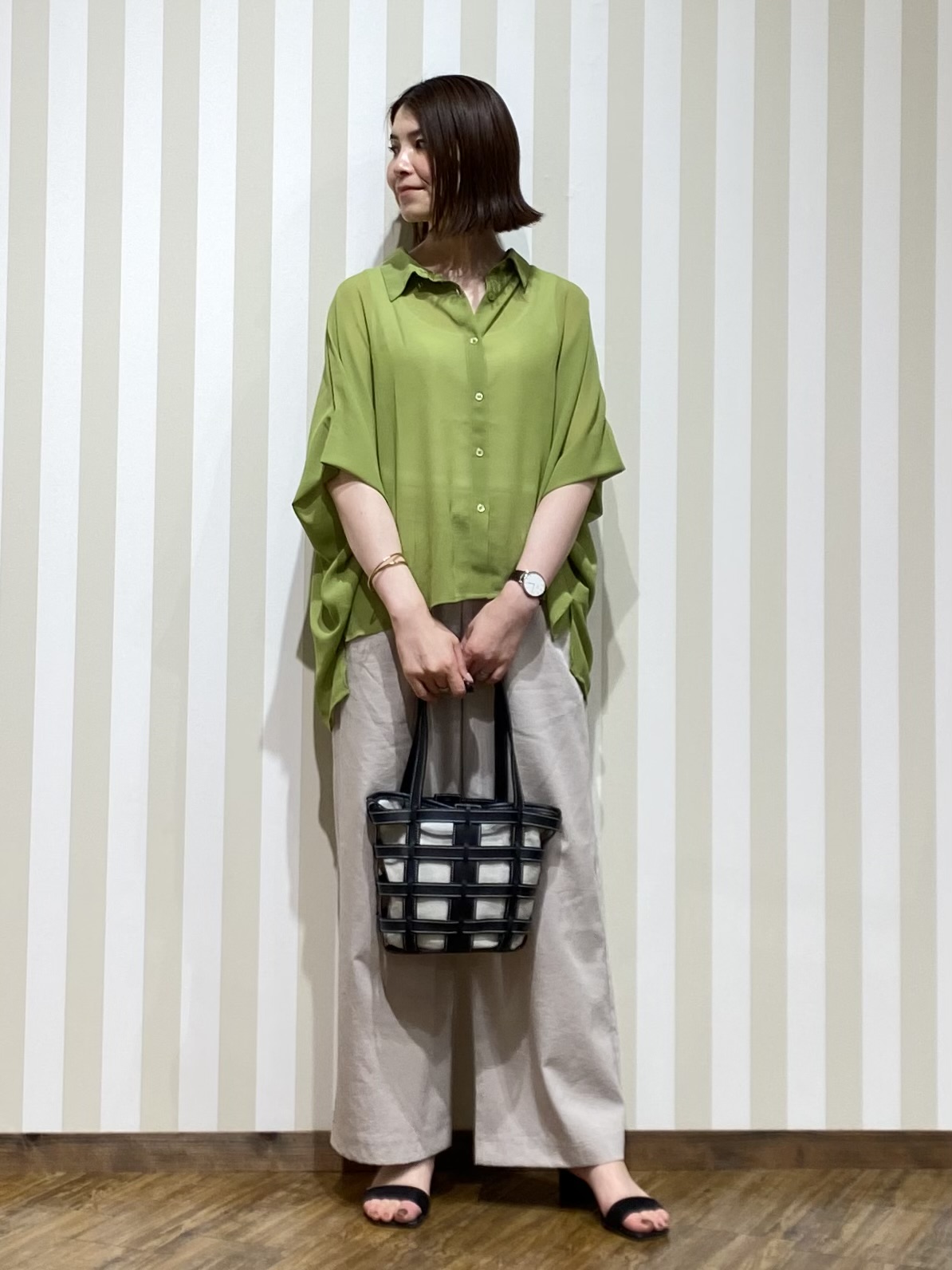 SAOさんの「SHOO･LA･RUE｜【洗濯機可/体型カバー】羽織るだけで雰囲気変わる 柄アソート ポンチョ風シアーシャツ」を使ったコーディネート
