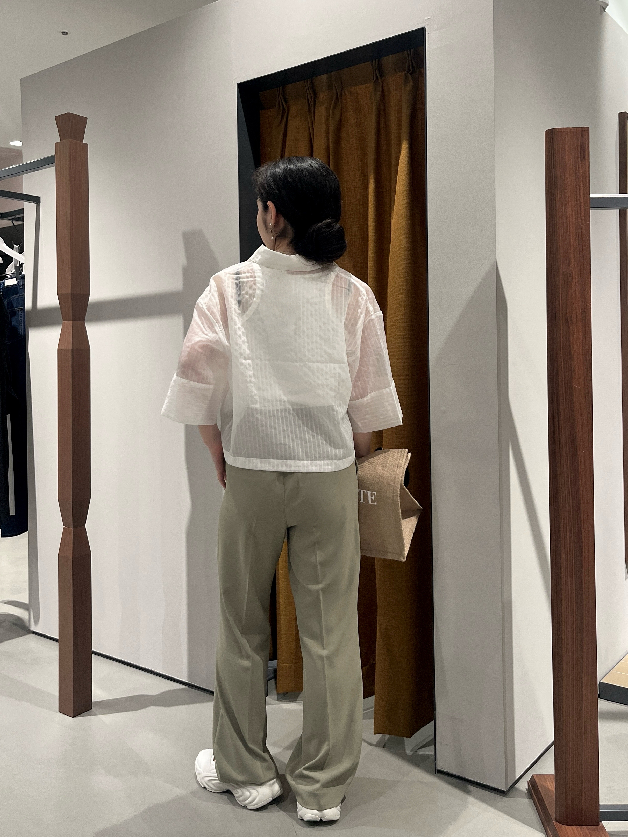 Uminoさんの「INDIVI｜ボックスシルエットシアーシャツ【接触冷感】」を使ったコーディネート