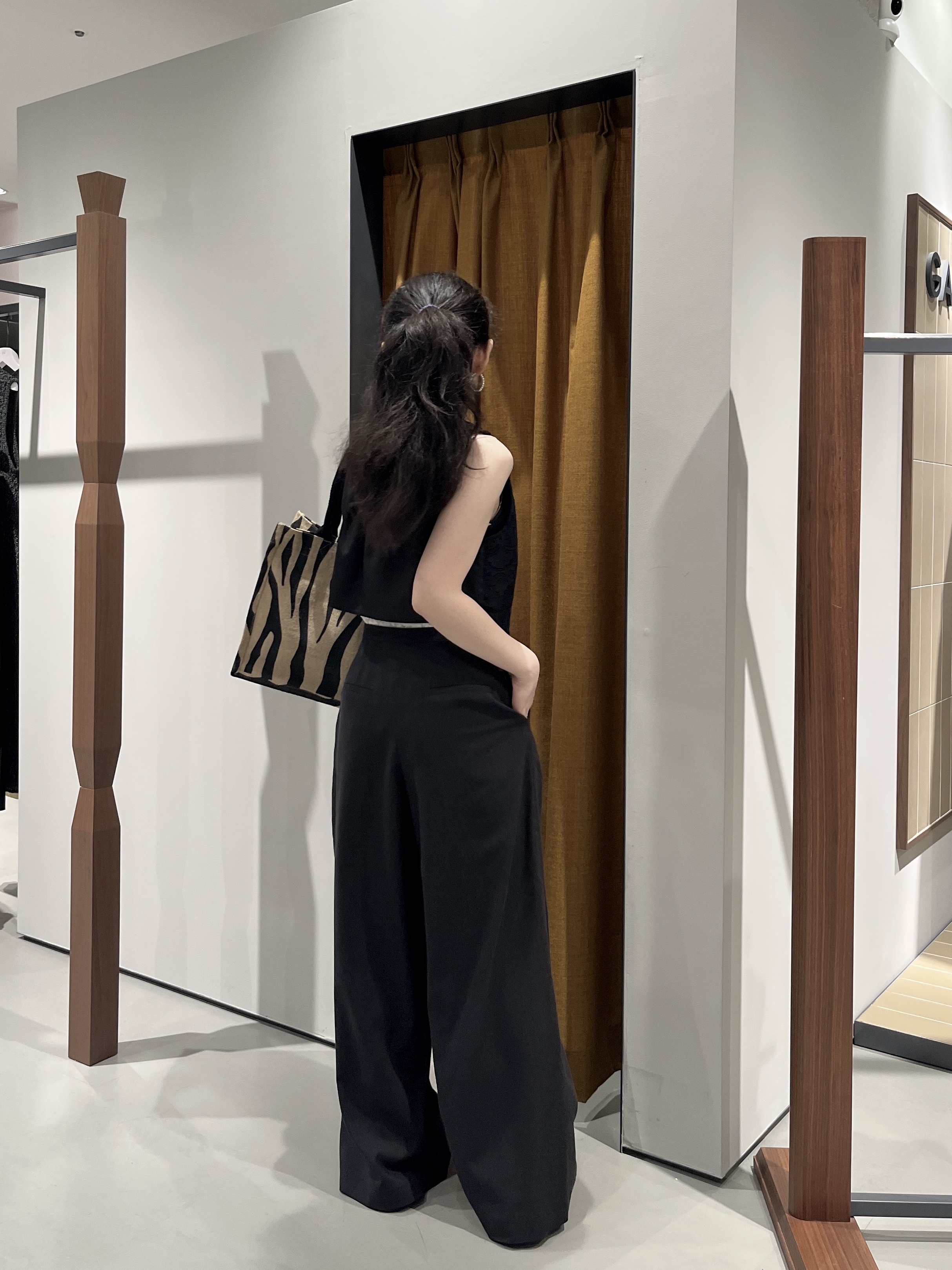 Uminoさんの「INDIVI｜ショートレースジレ」を使ったコーディネート