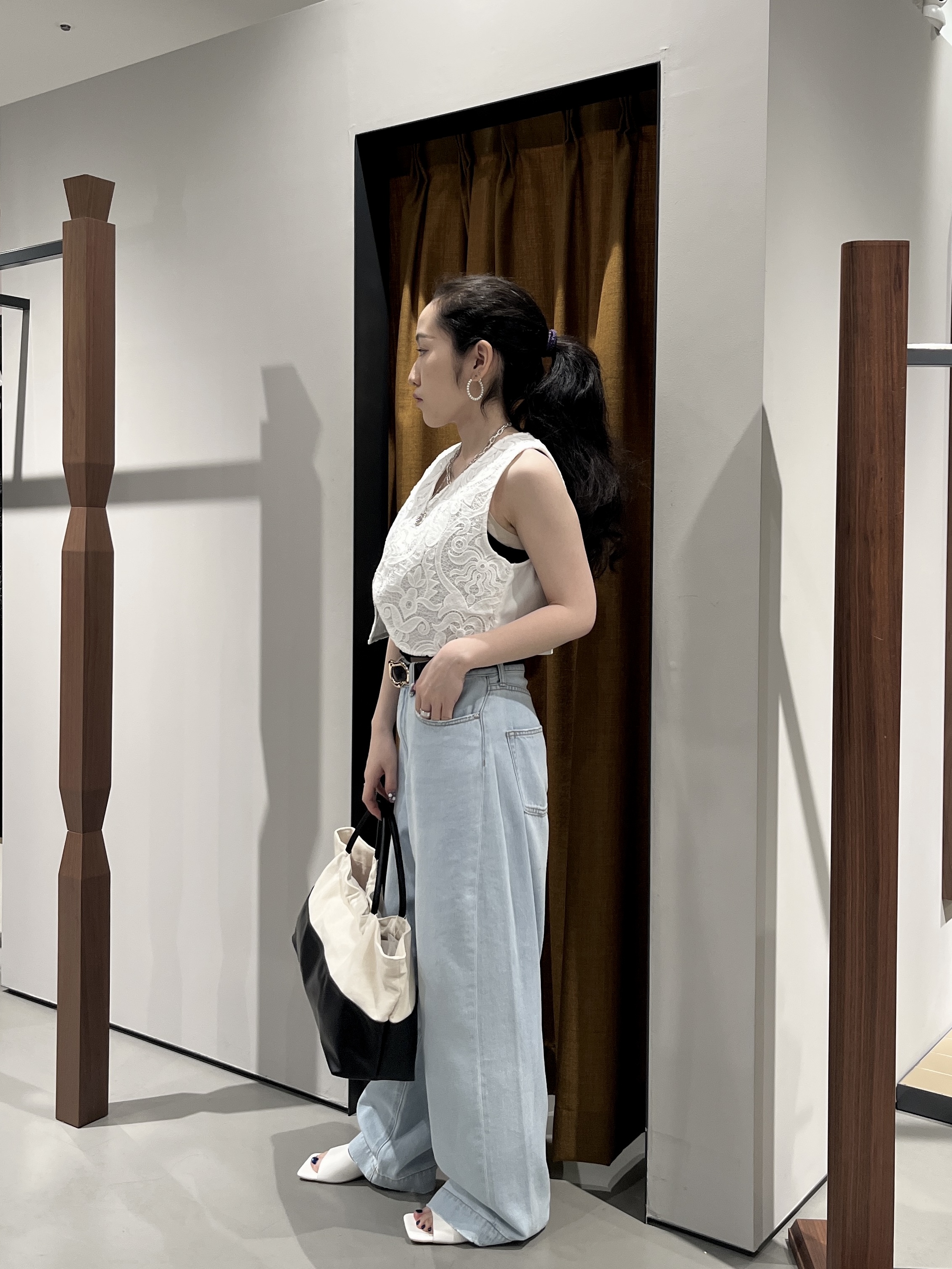 Uminoさんの「INDIVI｜ショートレースジレ」を使ったコーディネート