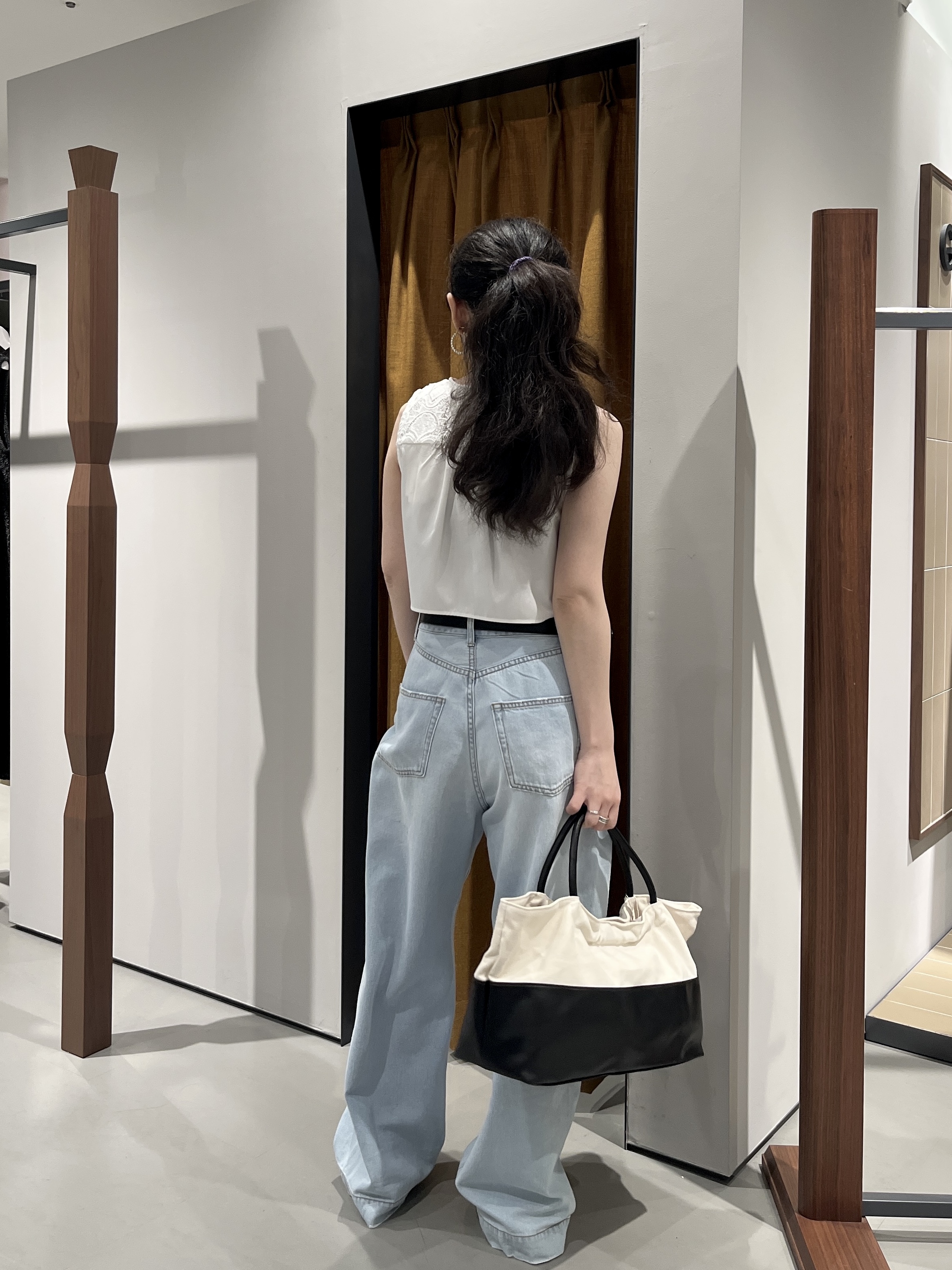 Uminoさんの「INDIVI｜ショートレースジレ」を使ったコーディネート