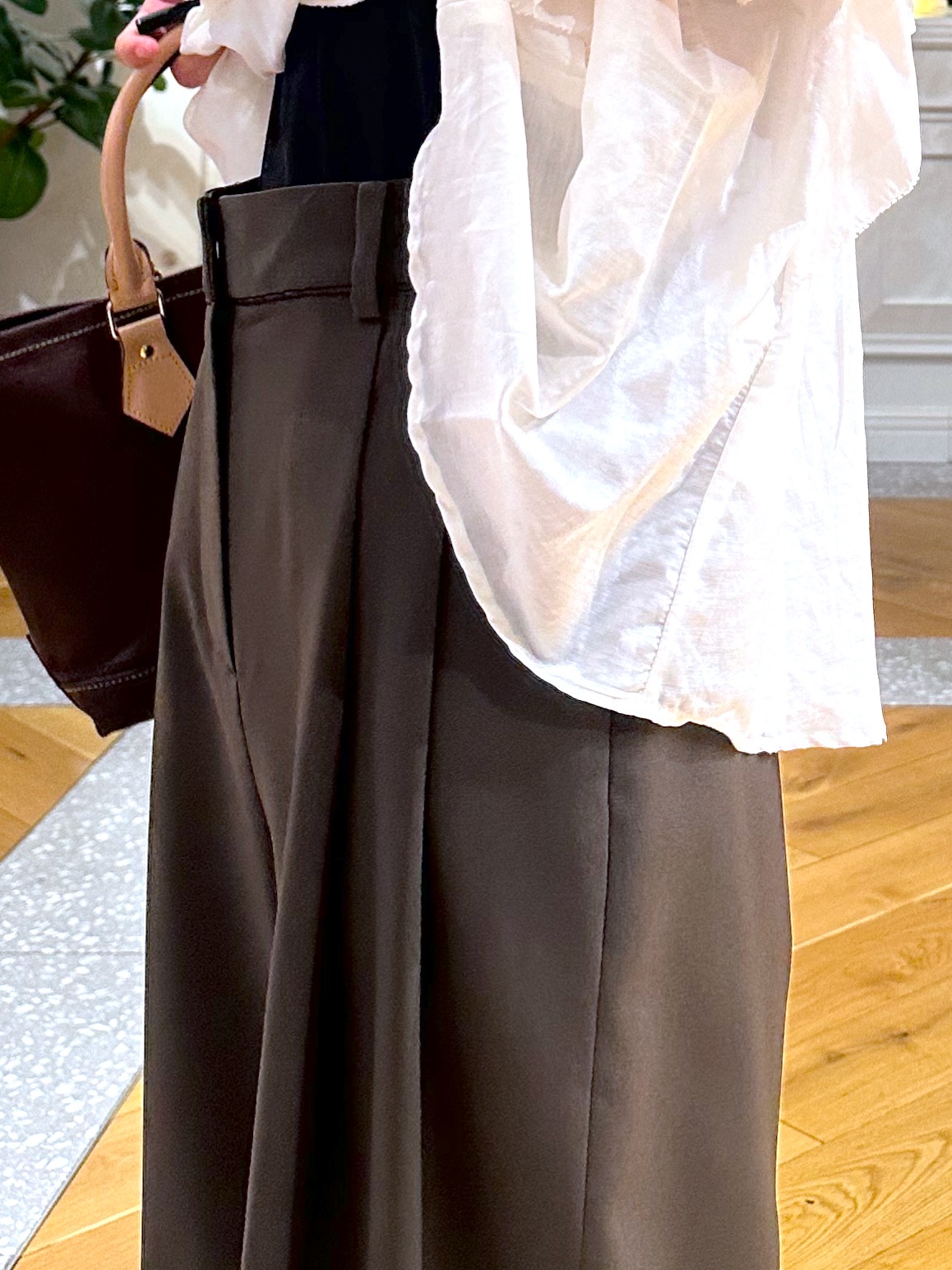 なべこさんの「DRESSTERIOR｜コットンシルク ラッフルスリーブ ブラウス」を使ったコーディネート
