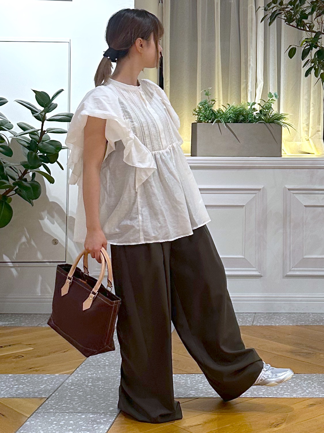 なべこさんの「DRESSTERIOR｜コットンシルク ラッフルスリーブ ブラウス」を使ったコーディネート