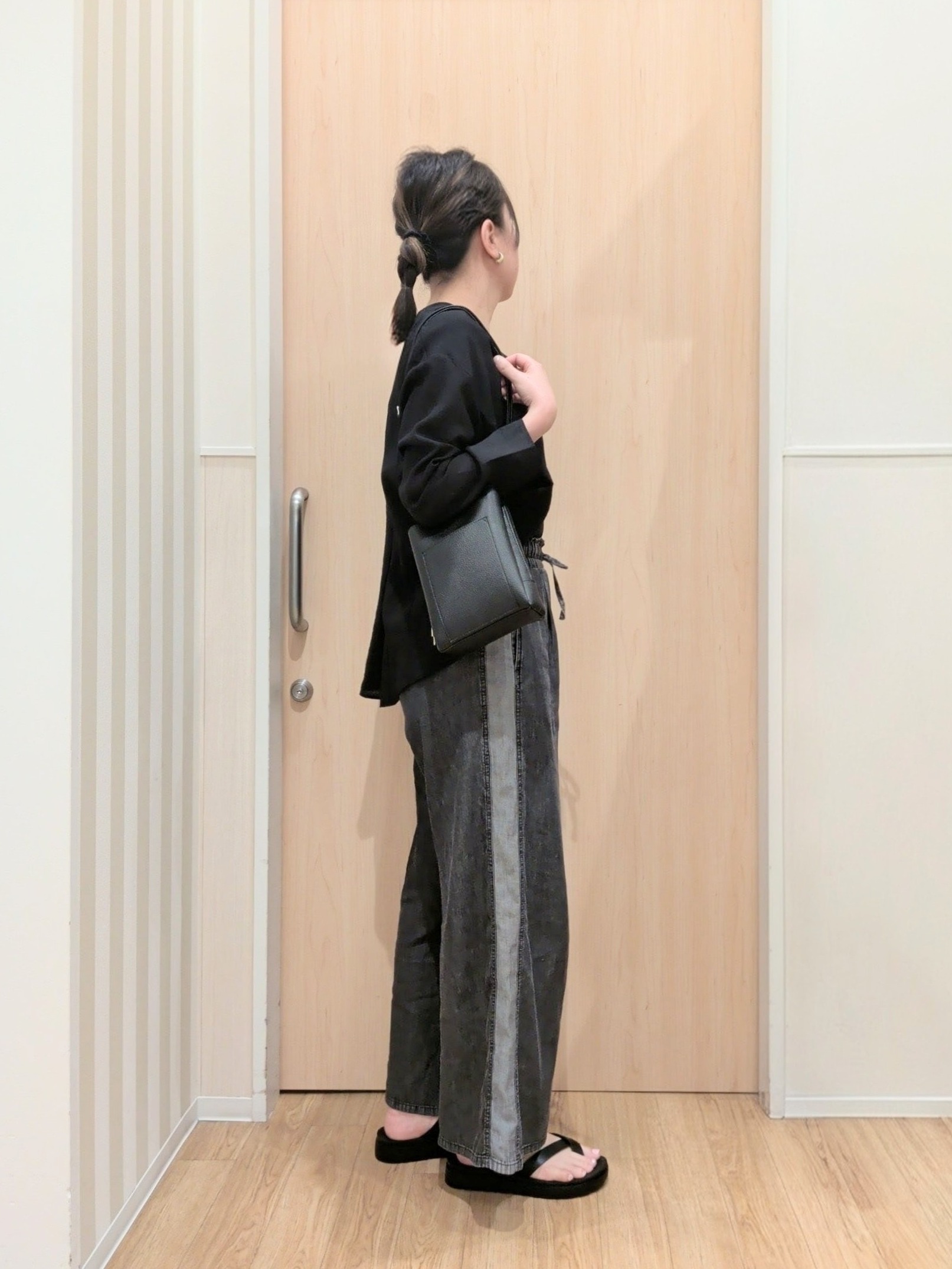 あさんの「SHOO･LA･RUE｜【洗濯機可/S-LL】お顔周りすっきり 大人のシアーシャツカーディガン」を使ったコーディネート