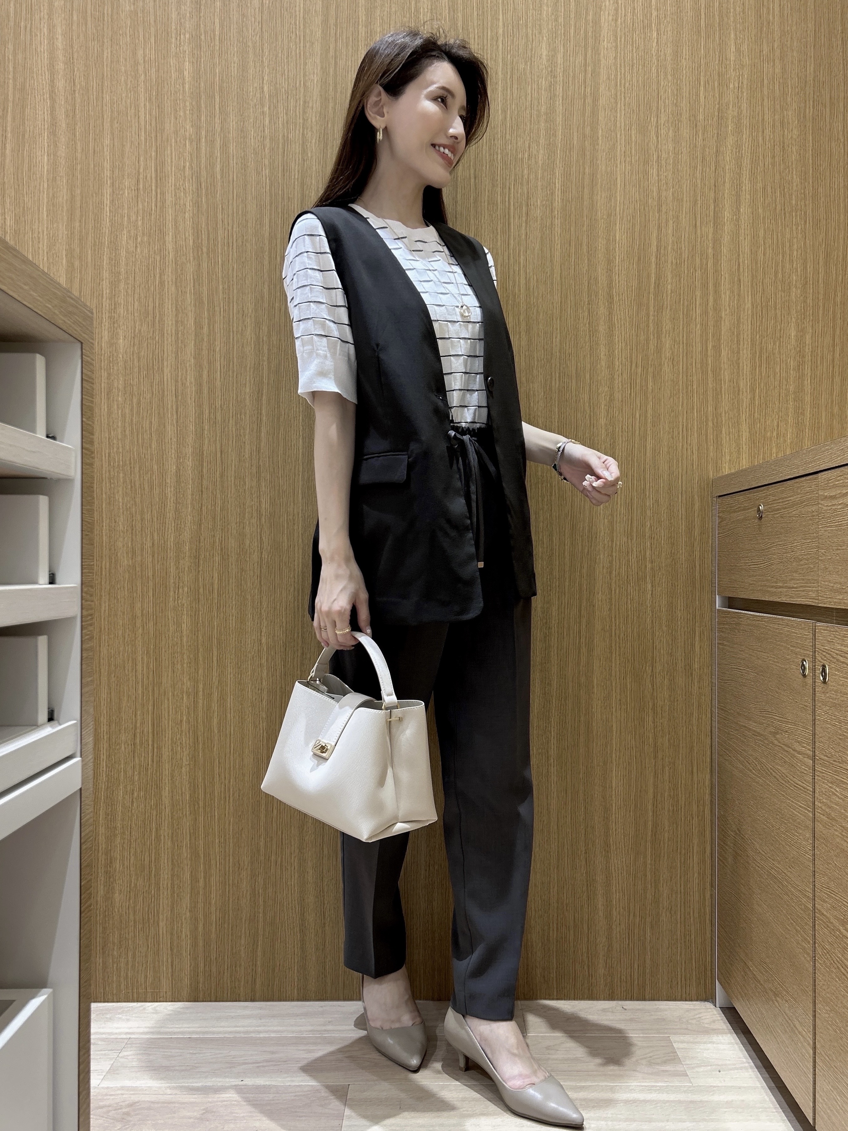 maiさんの「OPAQUE.CLIP｜リネンライク Vネックジレ【洗濯機OK】」を使ったコーディネート