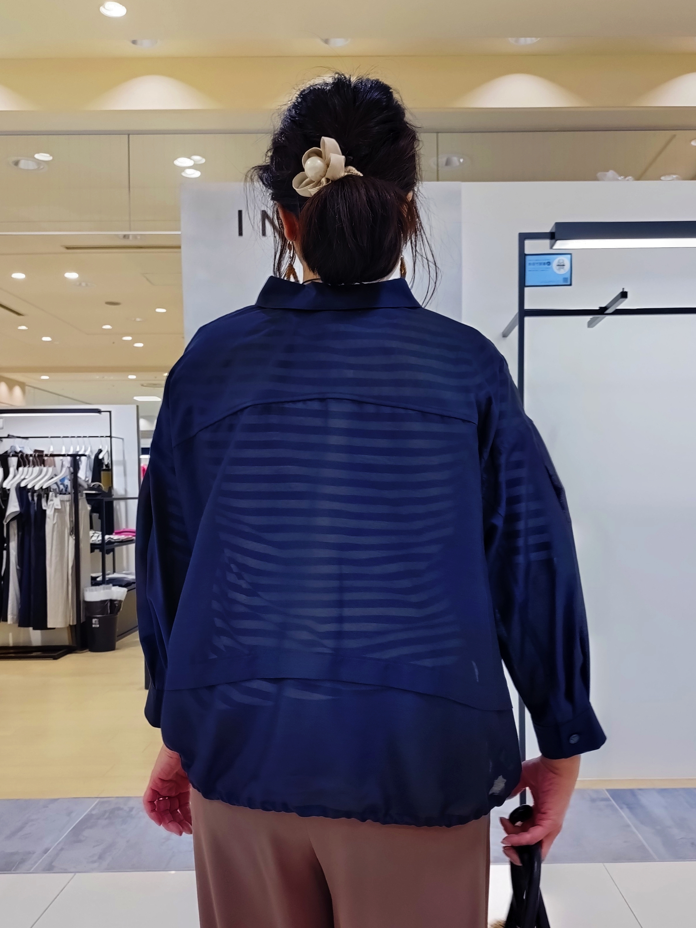 TOMOMIさんの「INDIVI｜【接触冷感／透湿／着る日傘】イージーワイドパンツ」を使ったコーディネート