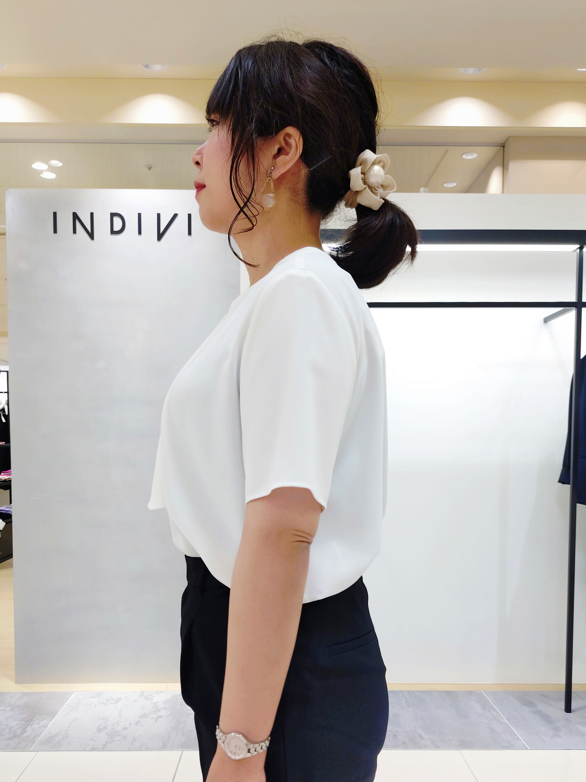 TOMOMIさんの「INDIVI｜【定番スーツ／UVケア／洗える】ウール調タックテーパードパンツ」を使ったコーディネート