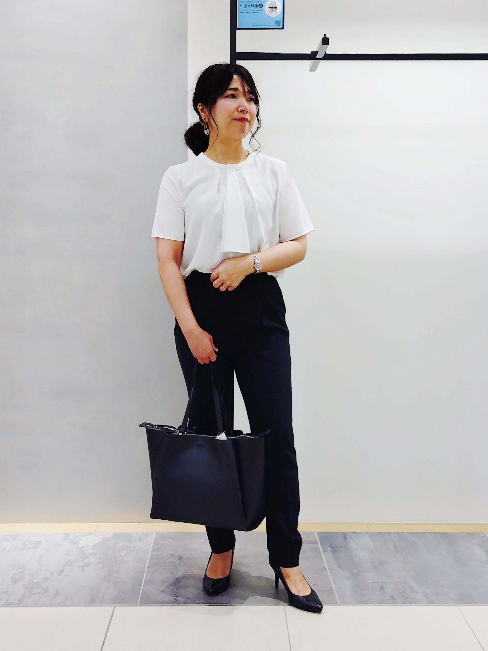 TOMOMIさんの「INDIVI｜【定番スーツ／UVケア／洗える】ウール調タックテーパードパンツ」を使ったコーディネート