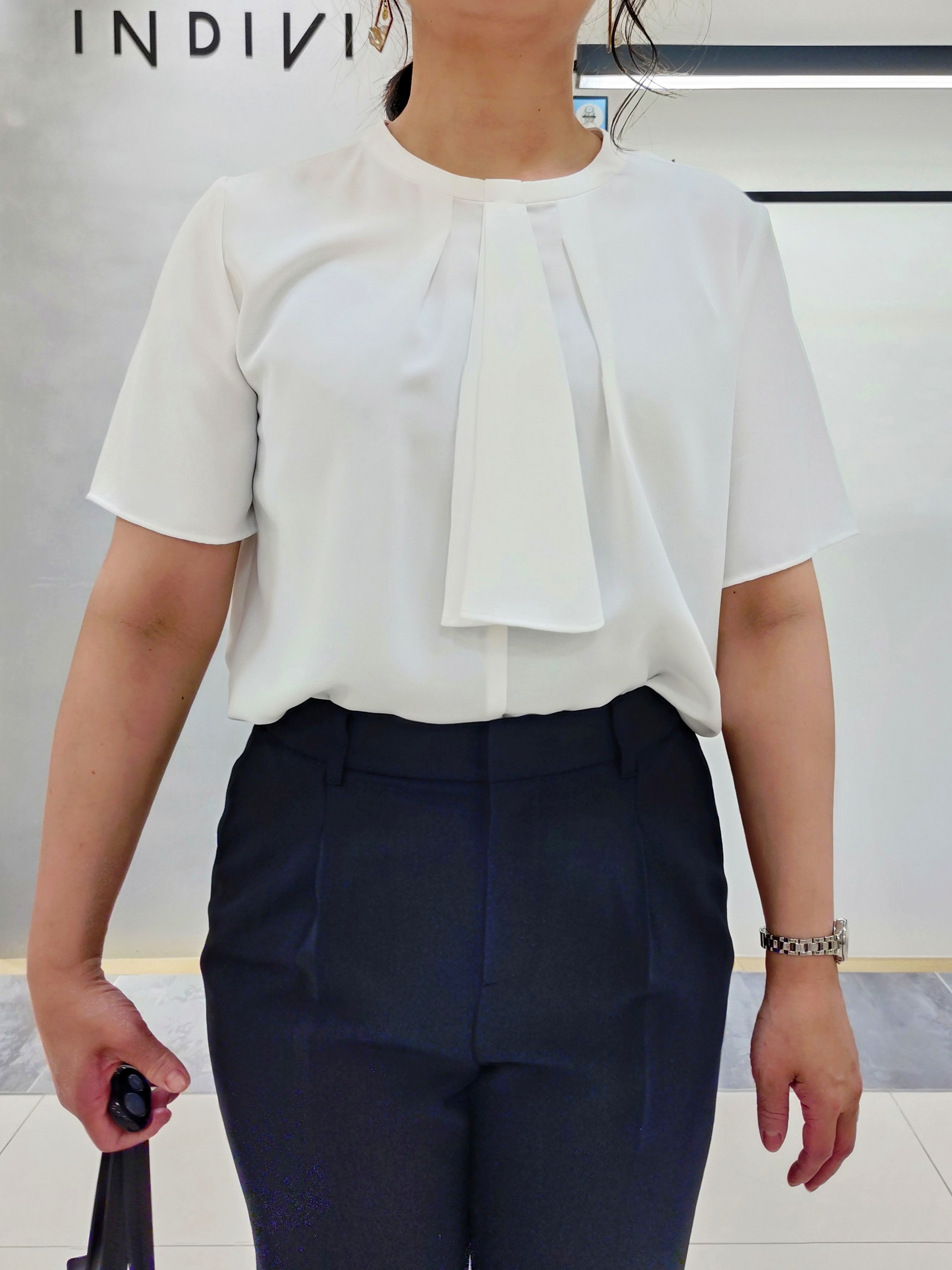 TOMOMIさんの「INDIVI｜【定番スーツ／UVケア／洗える】ウール調タックテーパードパンツ」を使ったコーディネート