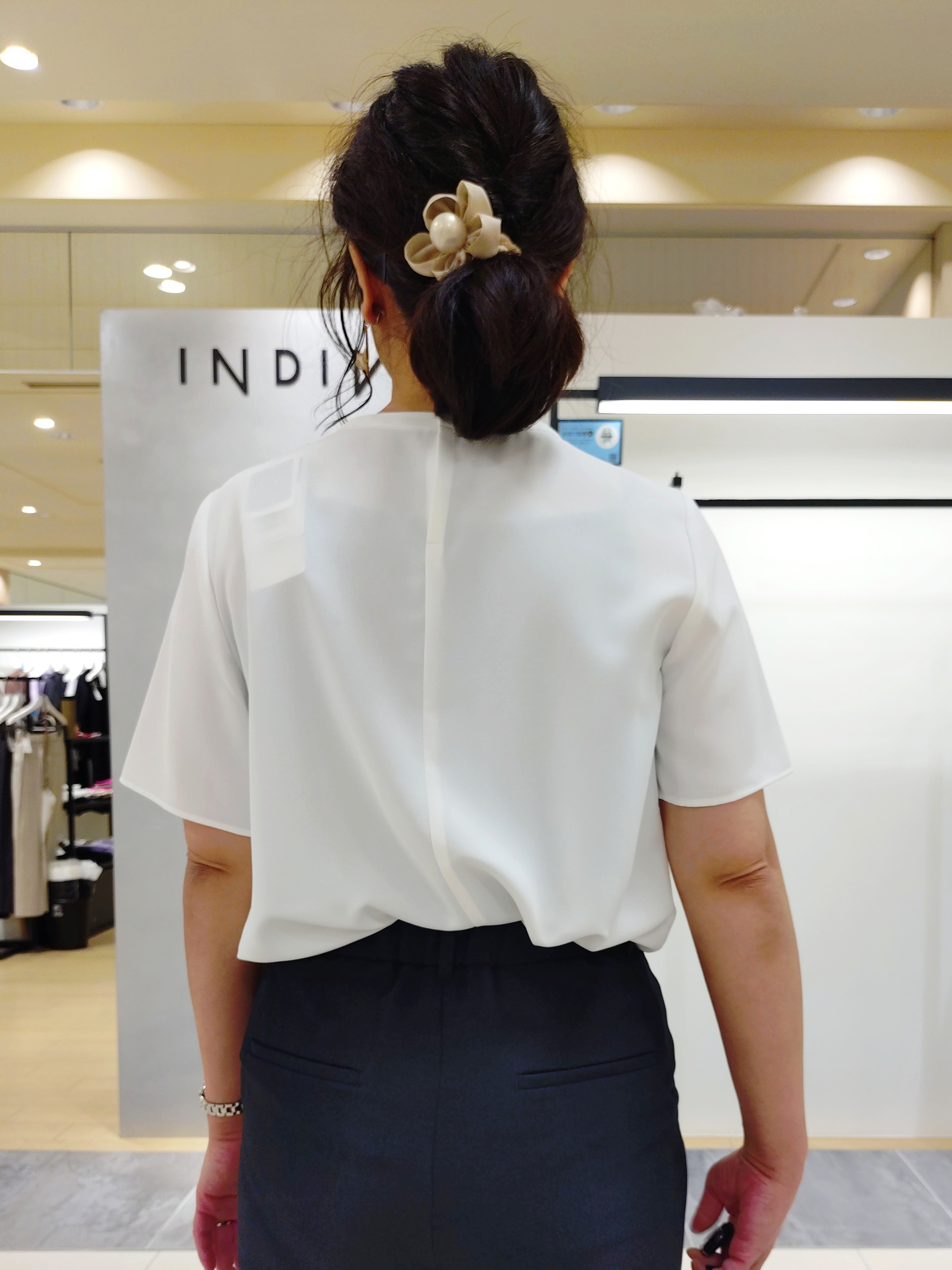 TOMOMIさんの「INDIVI｜【定番スーツ／UVケア／洗える】ウール調タックテーパードパンツ」を使ったコーディネート