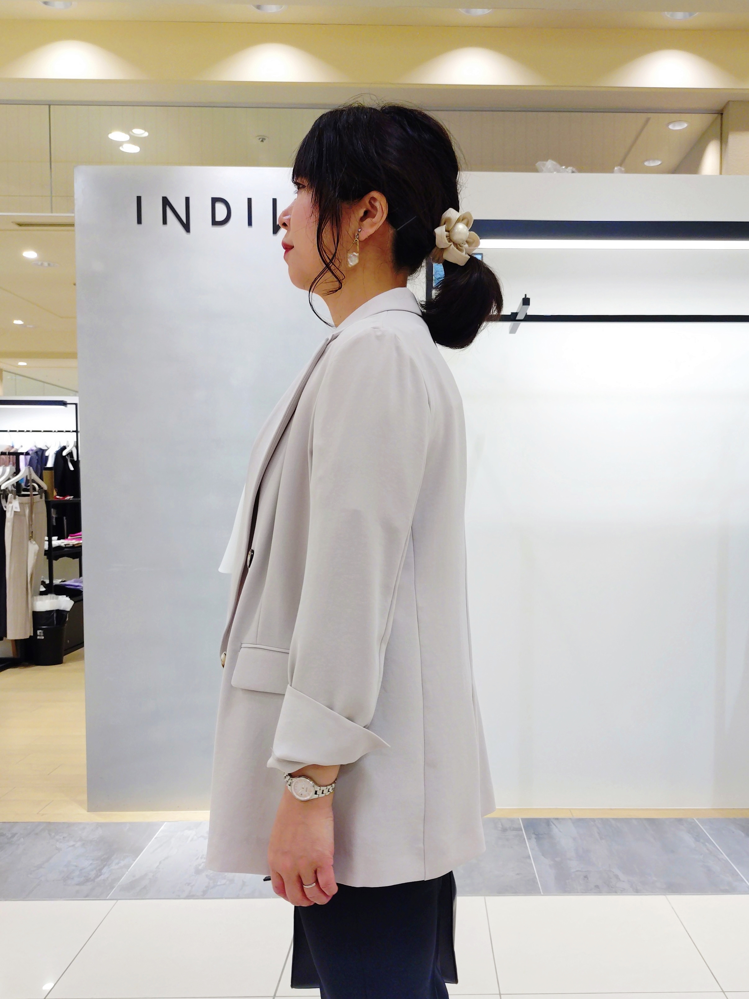 TOMOMIさんの「INDIVI｜【定番スーツ／UVケア／洗える】ウール調タックテーパードパンツ」を使ったコーディネート