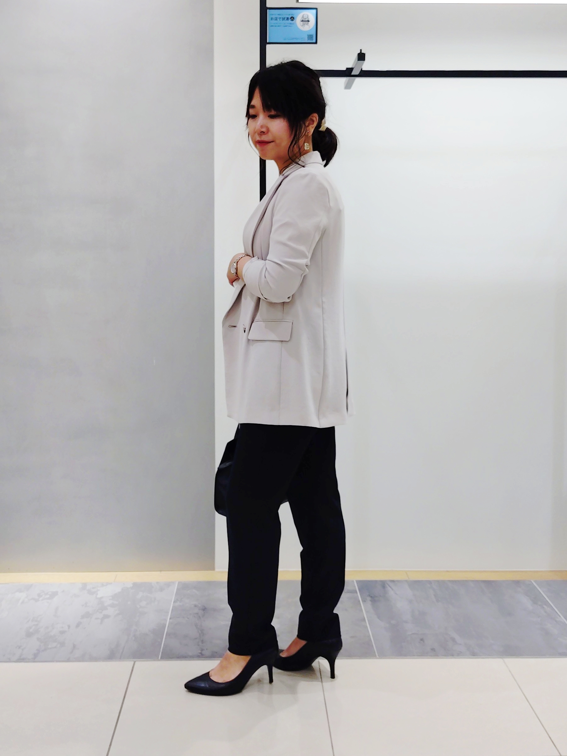 TOMOMIさんの「INDIVI｜【定番スーツ／UVケア／洗える】ウール調タックテーパードパンツ」を使ったコーディネート