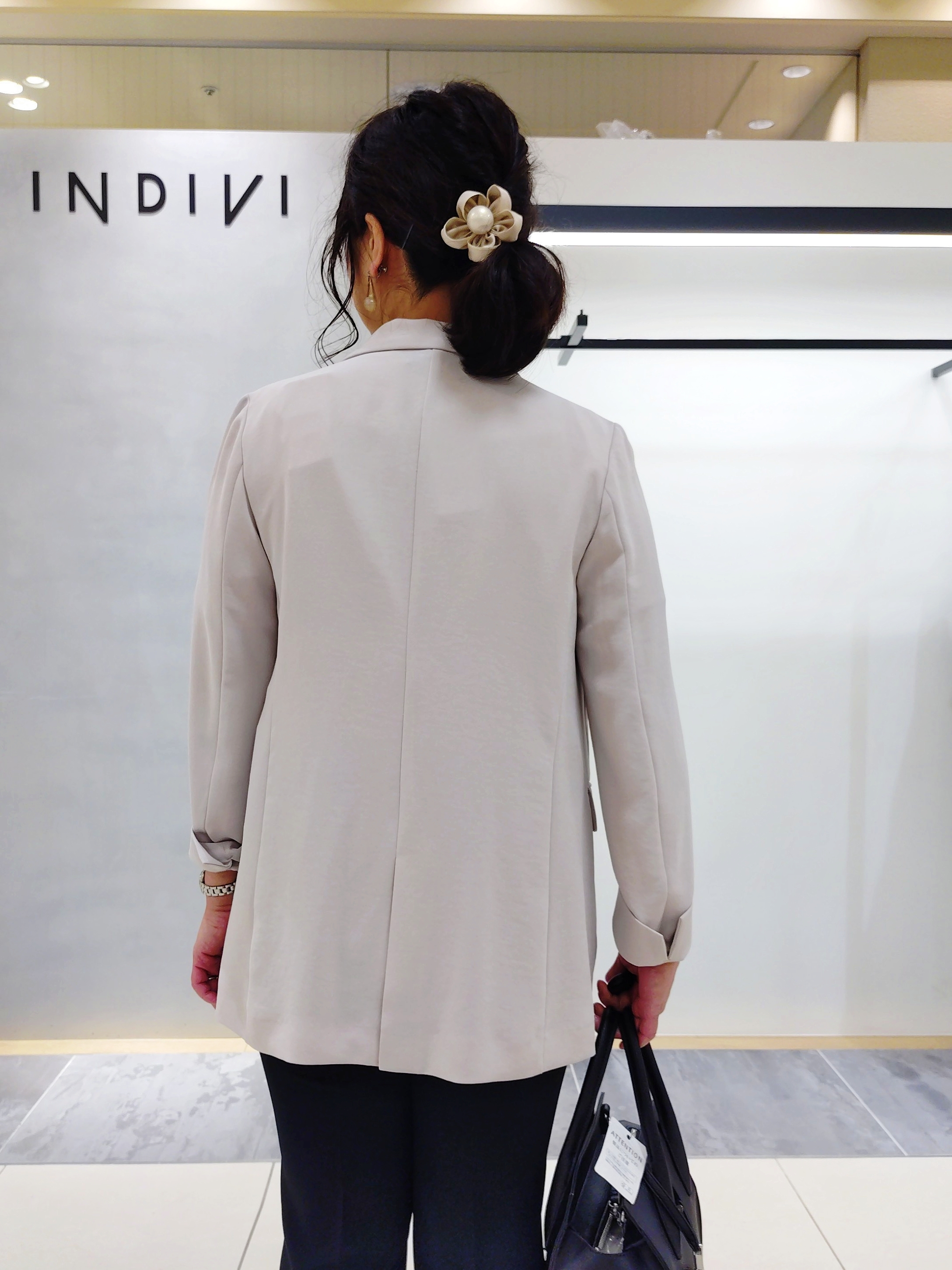 TOMOMIさんの「INDIVI｜【定番スーツ／UVケア／洗える】ウール調タックテーパードパンツ」を使ったコーディネート