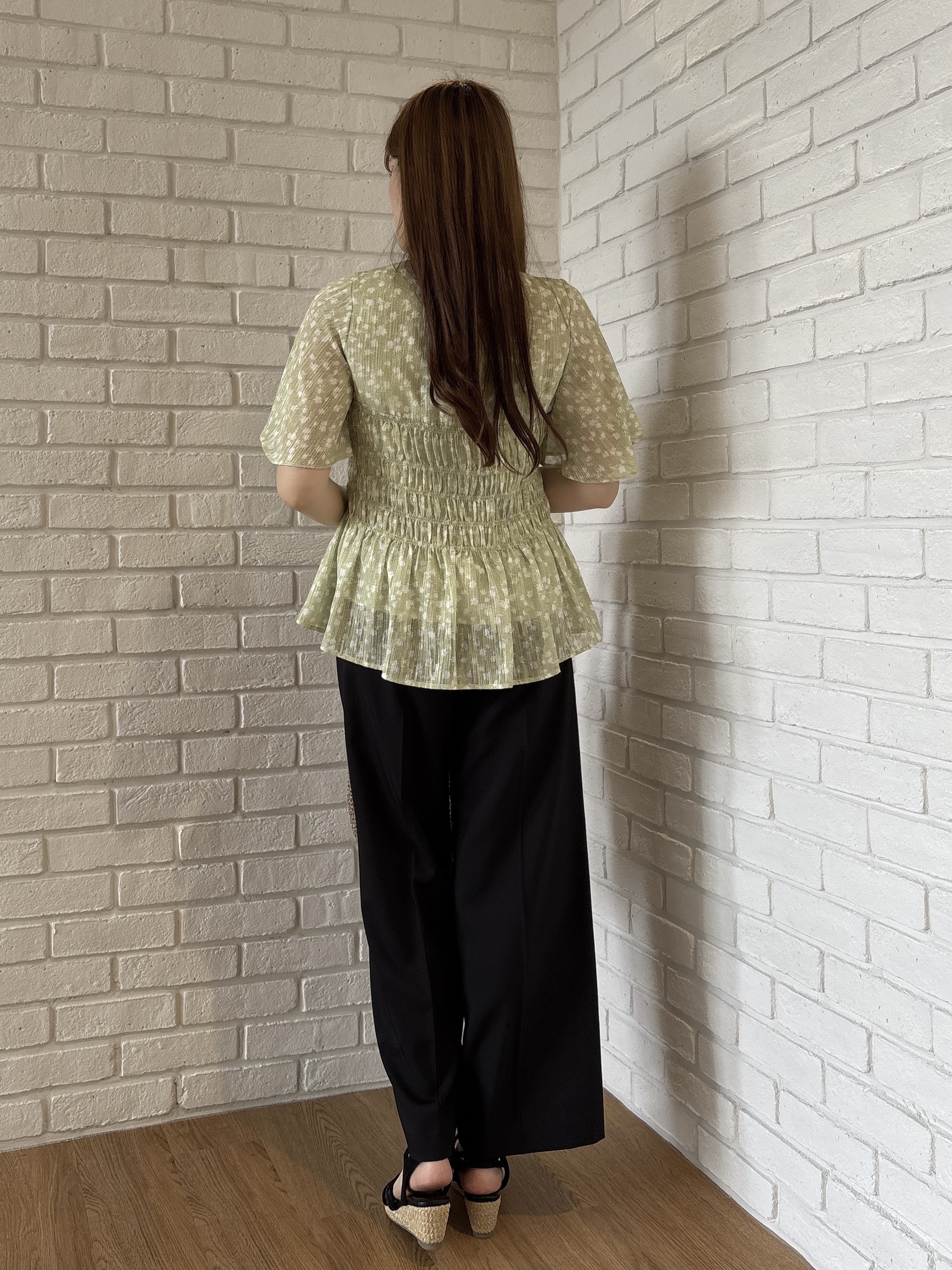 sayaさんの「grove｜【二の腕・体型カバー】軽やかシャーリングブラウス」を使ったコーディネート