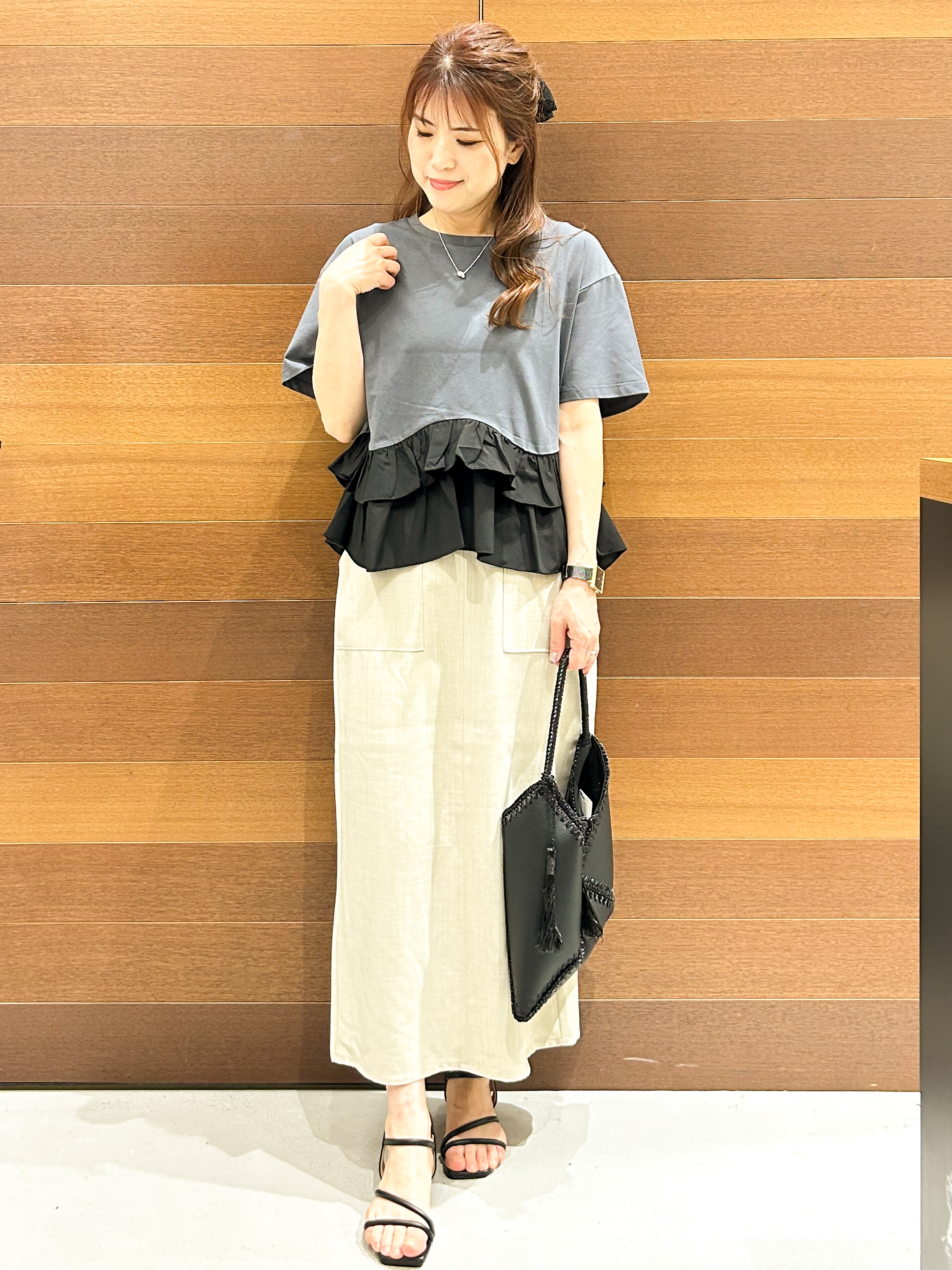 yumiさんの「OPAQUE.CLIP｜裾フリルドッキングTシャツ【洗濯機OK】」を使ったコーディネート