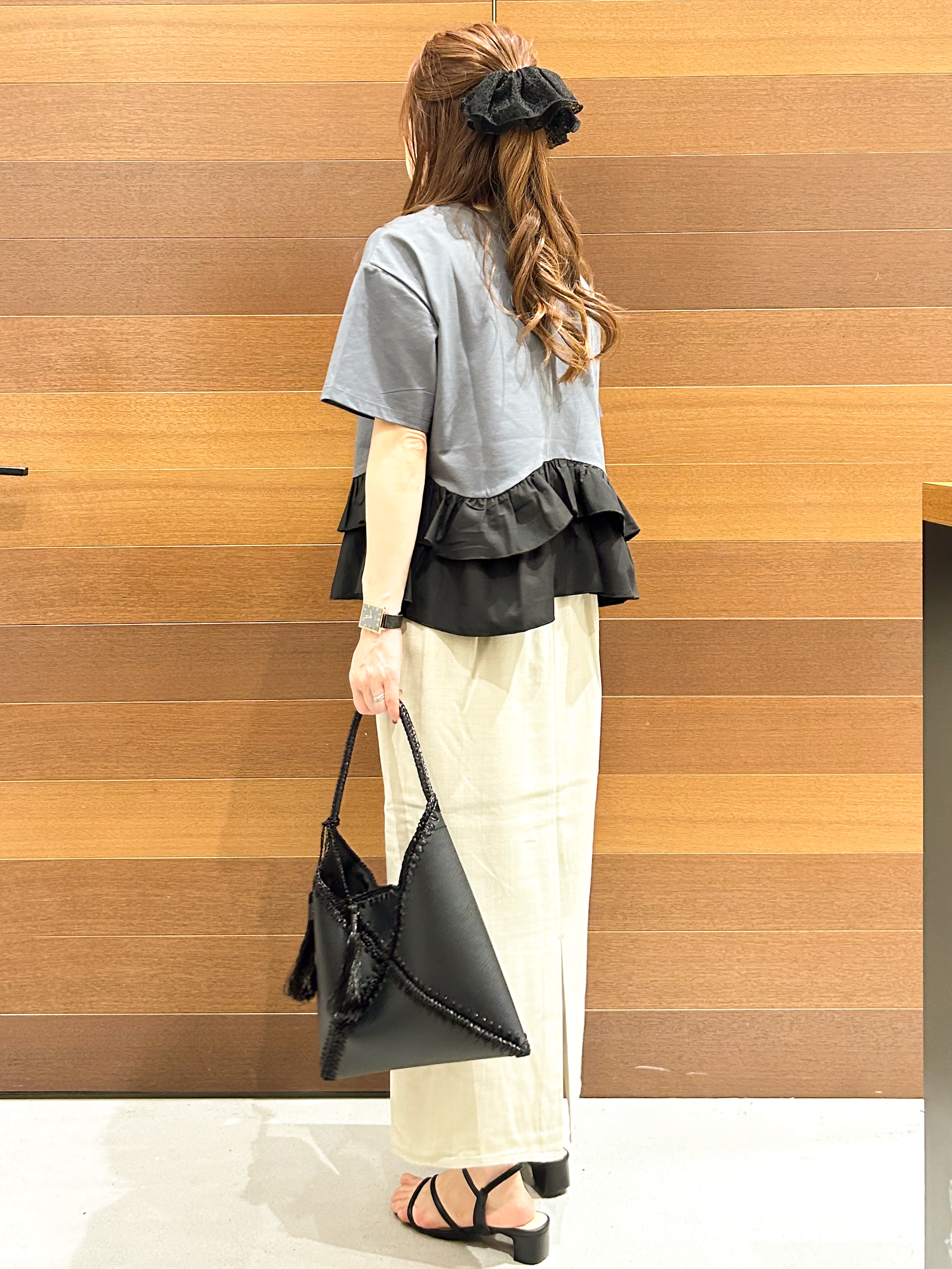 yumiさんの「OPAQUE.CLIP｜裾フリルドッキングTシャツ【洗濯機OK】」を使ったコーディネート