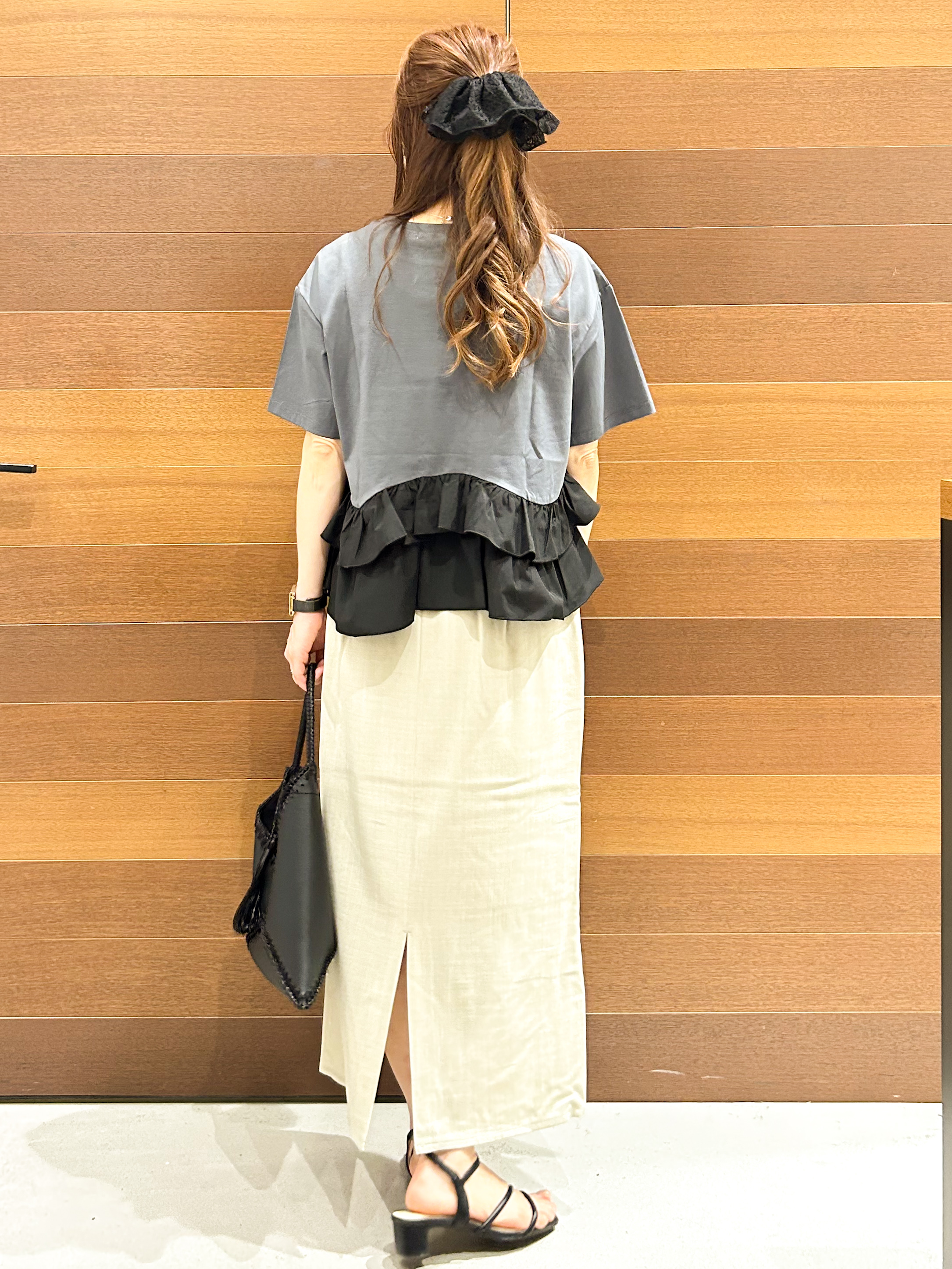 yumiさんの「OPAQUE.CLIP｜裾フリルドッキングTシャツ【洗濯機OK】」を使ったコーディネート
