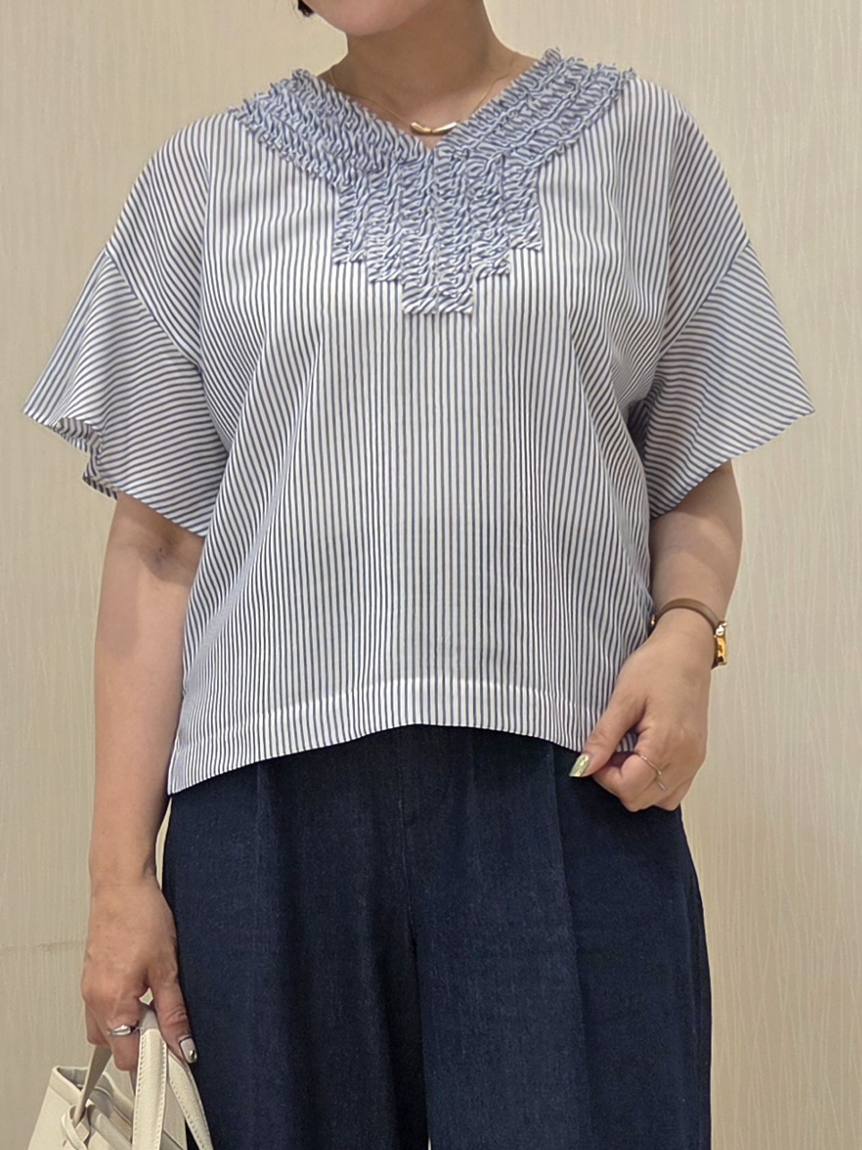 naokoさんの「UNTITLED｜【接触冷感/通気性/洗える】Vネックフリルブラウス」を使ったコーディネート