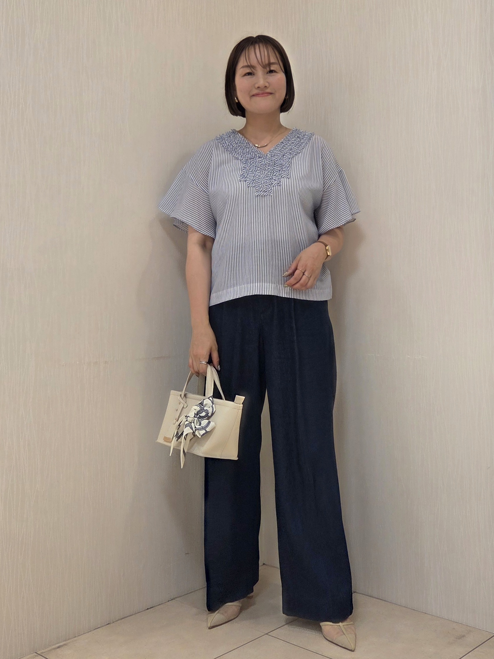 naokoさんの「UNTITLED｜【接触冷感/通気性/洗える】Vネックフリルブラウス」を使ったコーディネート
