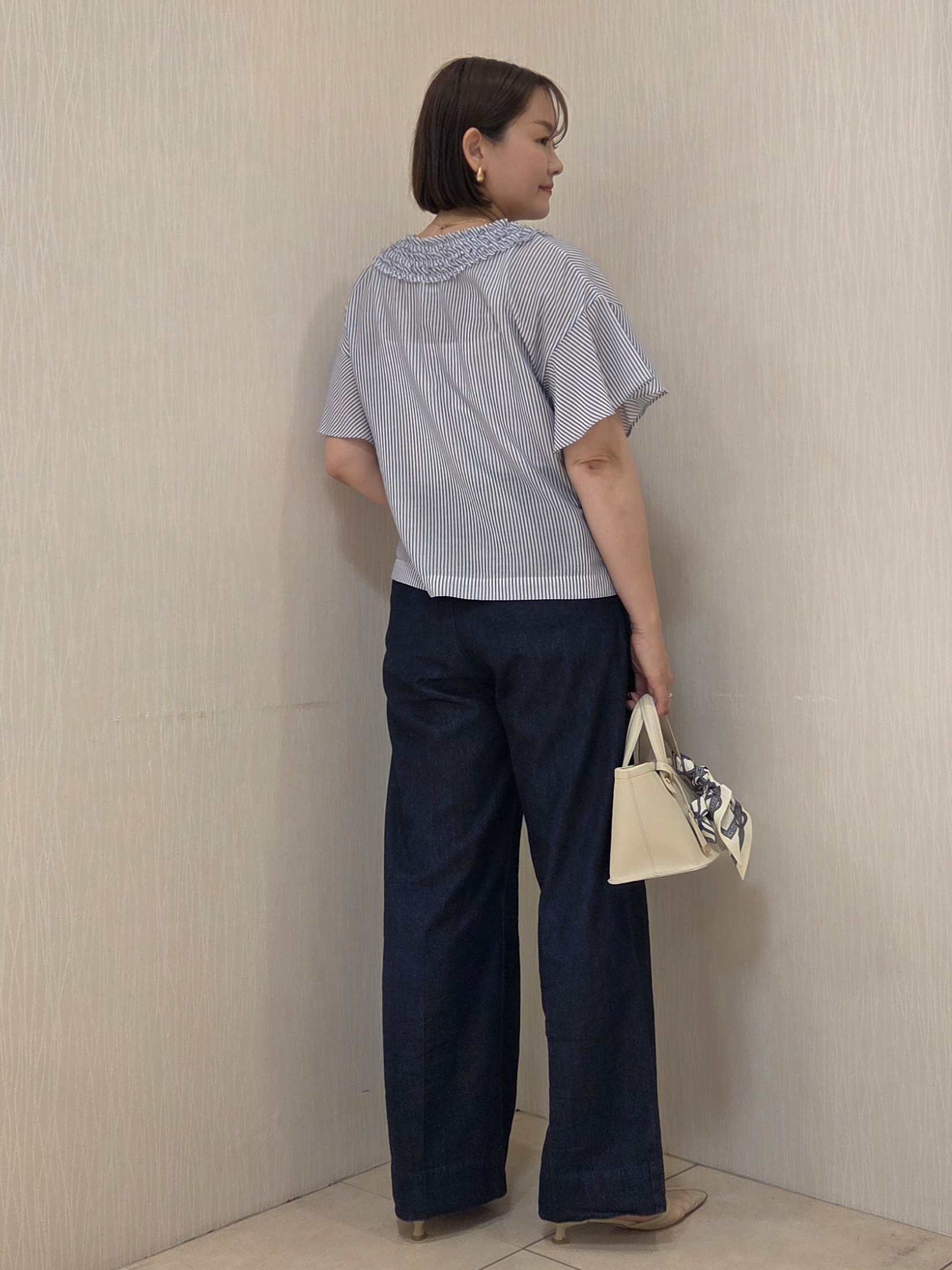 naokoさんの「UNTITLED｜【接触冷感/通気性/洗える】Vネックフリルブラウス」を使ったコーディネート