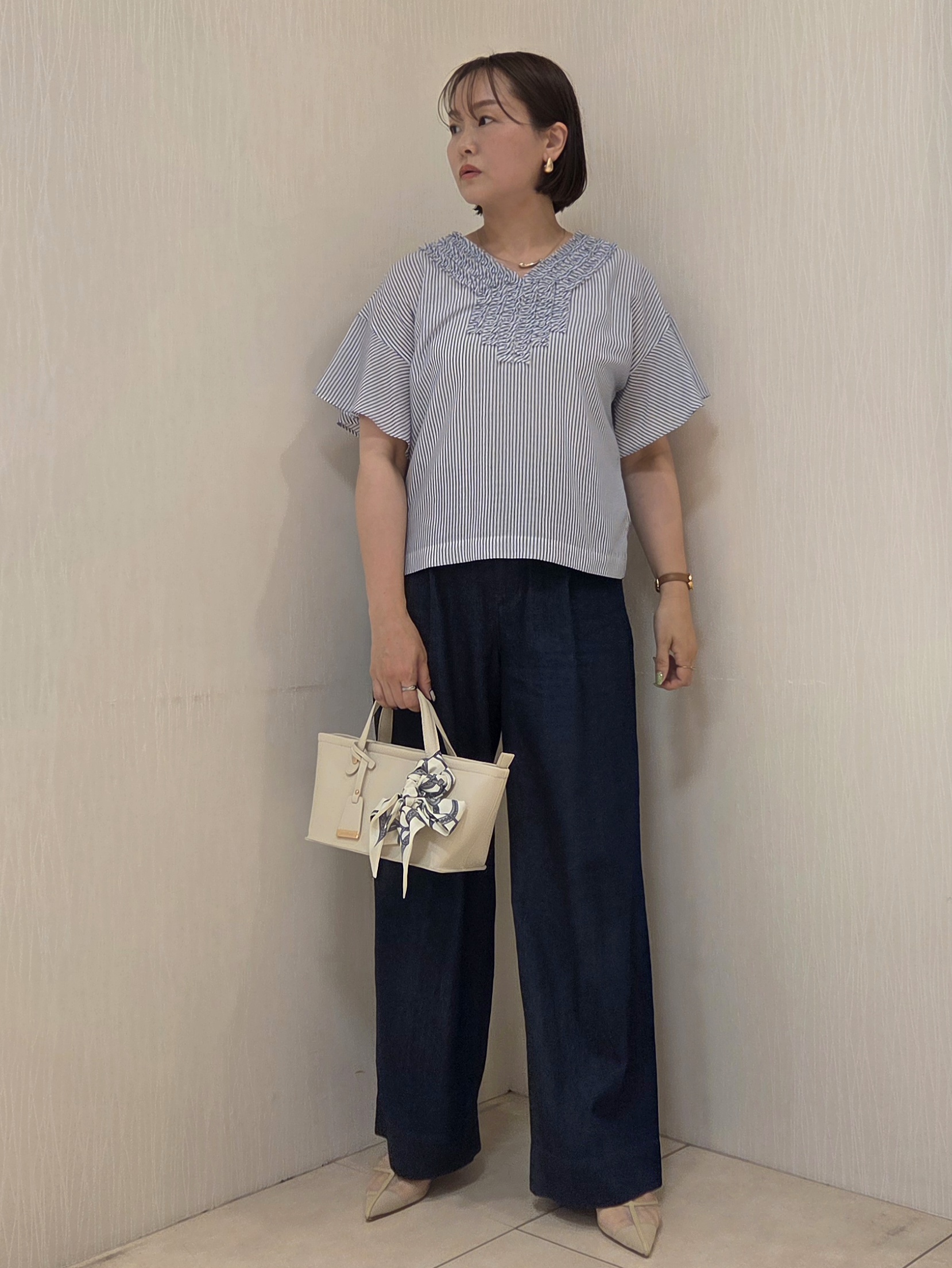 naokoさんの「UNTITLED｜【接触冷感/通気性/洗える】Vネックフリルブラウス」を使ったコーディネート