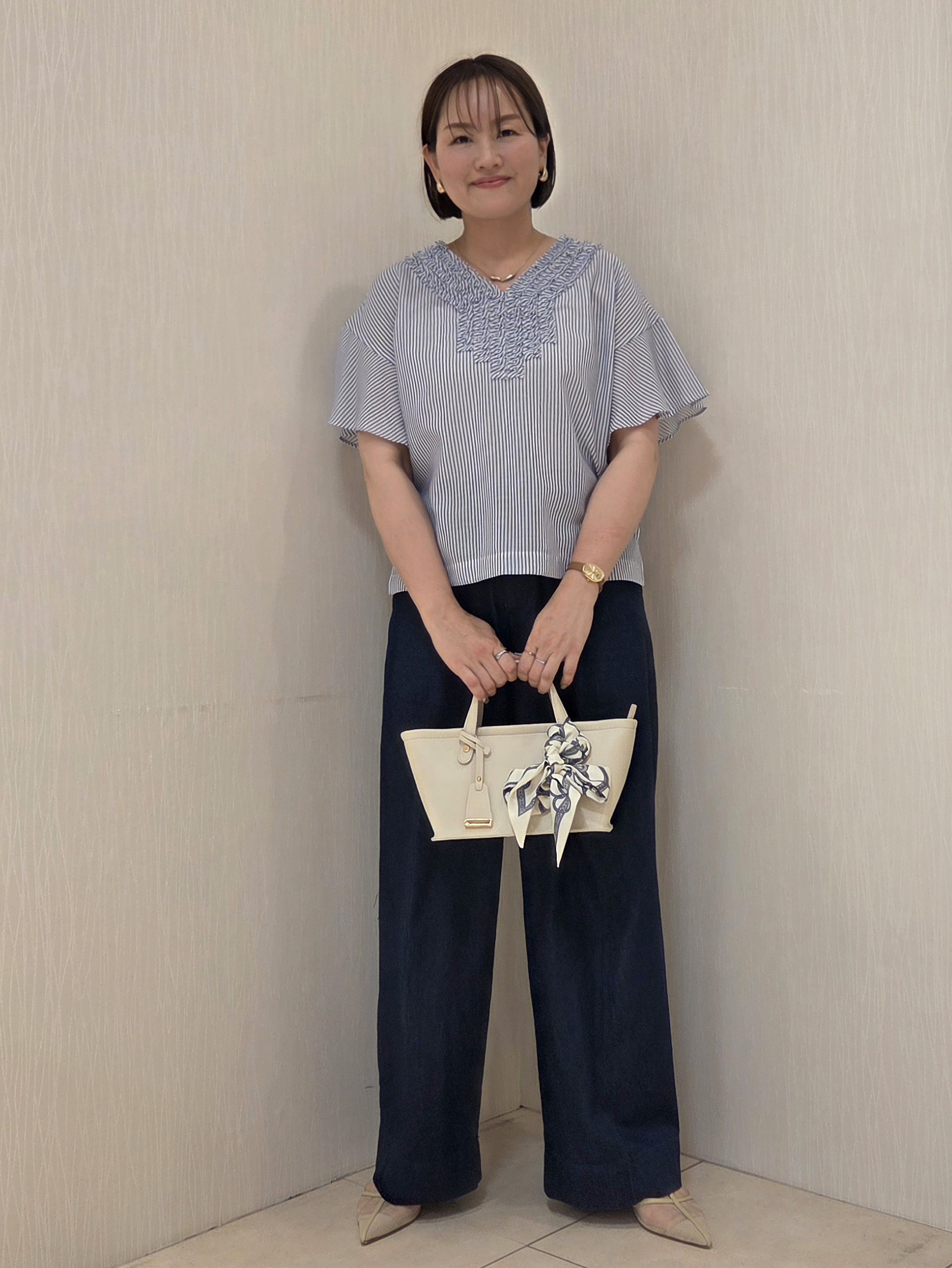 naokoさんの「UNTITLED｜【接触冷感/通気性/洗える】Vネックフリルブラウス」を使ったコーディネート