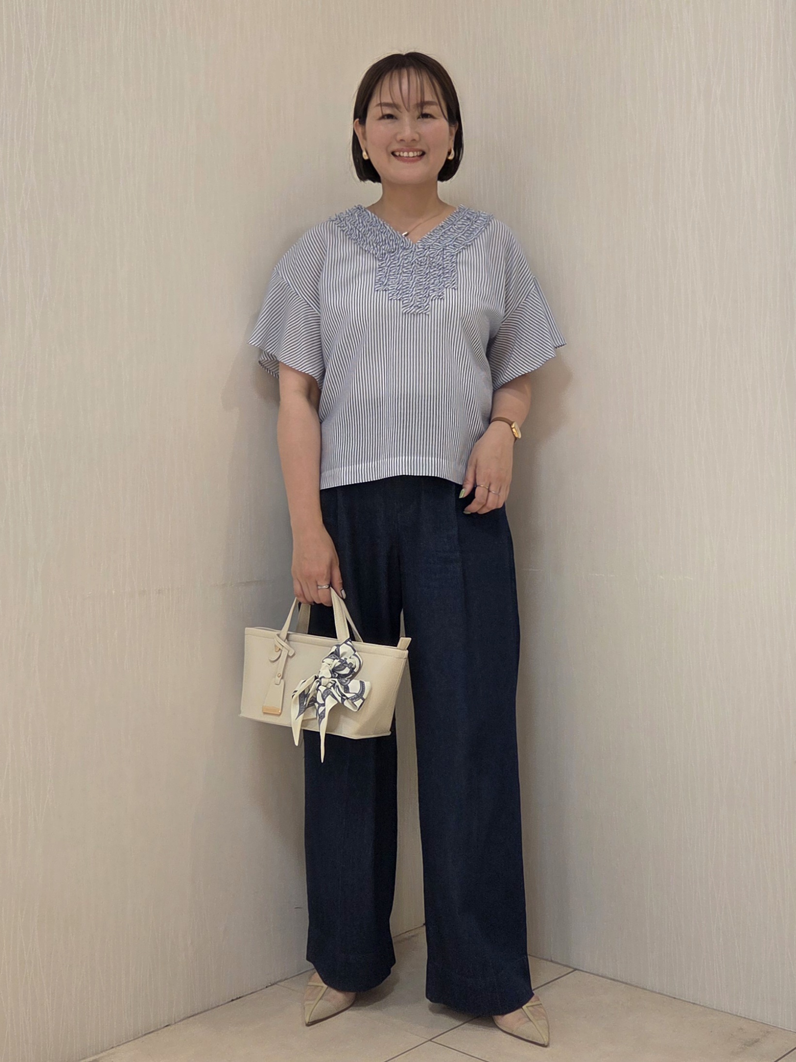 naokoさんの「UNTITLED｜【接触冷感/通気性/洗える】Vネックフリルブラウス」を使ったコーディネート