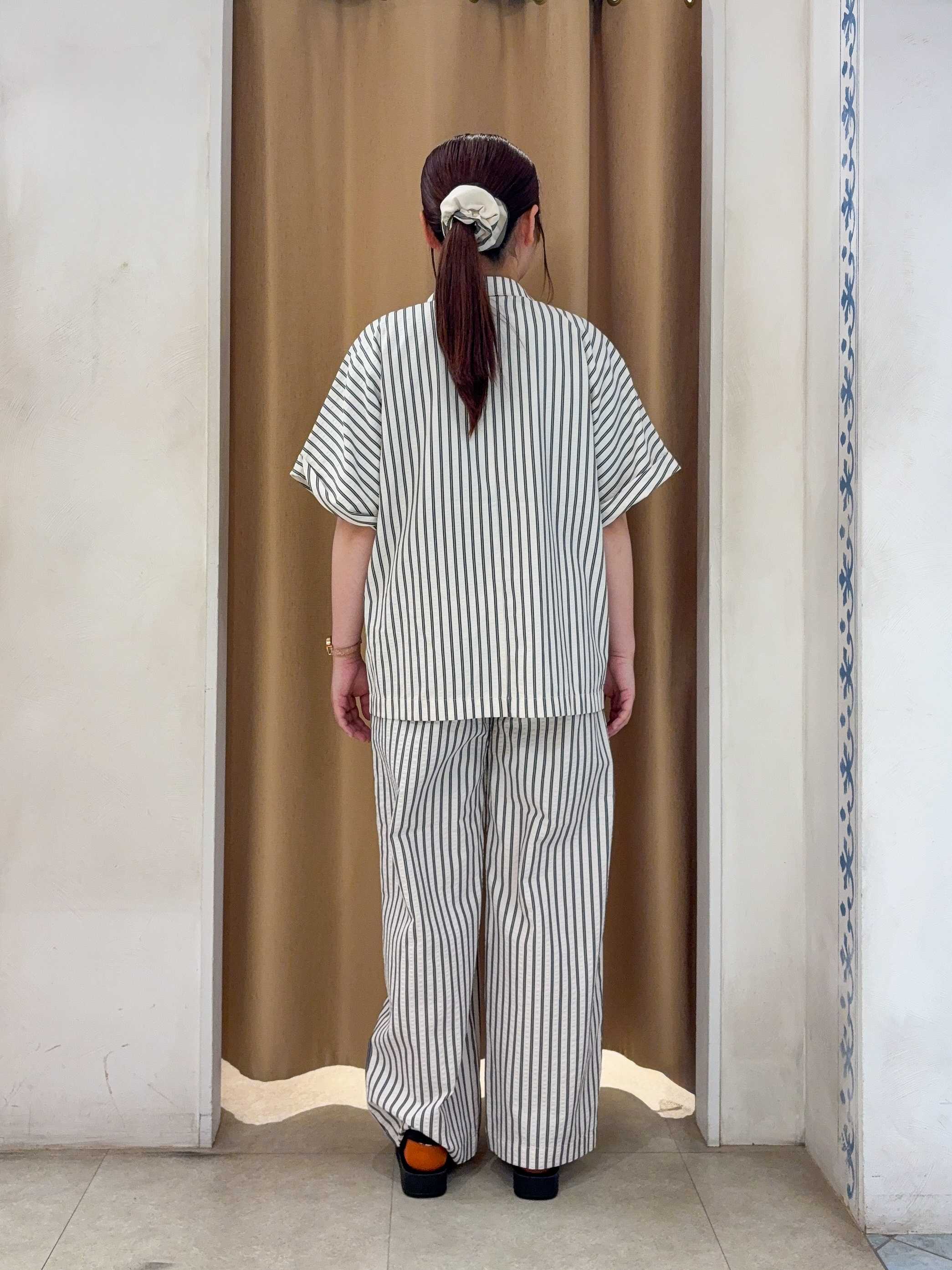 SO(R)Aさんの「SHOO･LA･RUE｜【S-LL/吸水速乾/セットアップ可】羽織るだけで主役になる サッカーストライプシャツジャケット」を使ったコーディネート