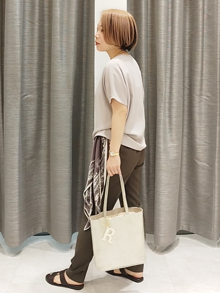 s u g iさんの「UNTITLED｜【UV/接触冷感/セットアップ可】リラクシーキーVネックブラウス」を使ったコーディネート