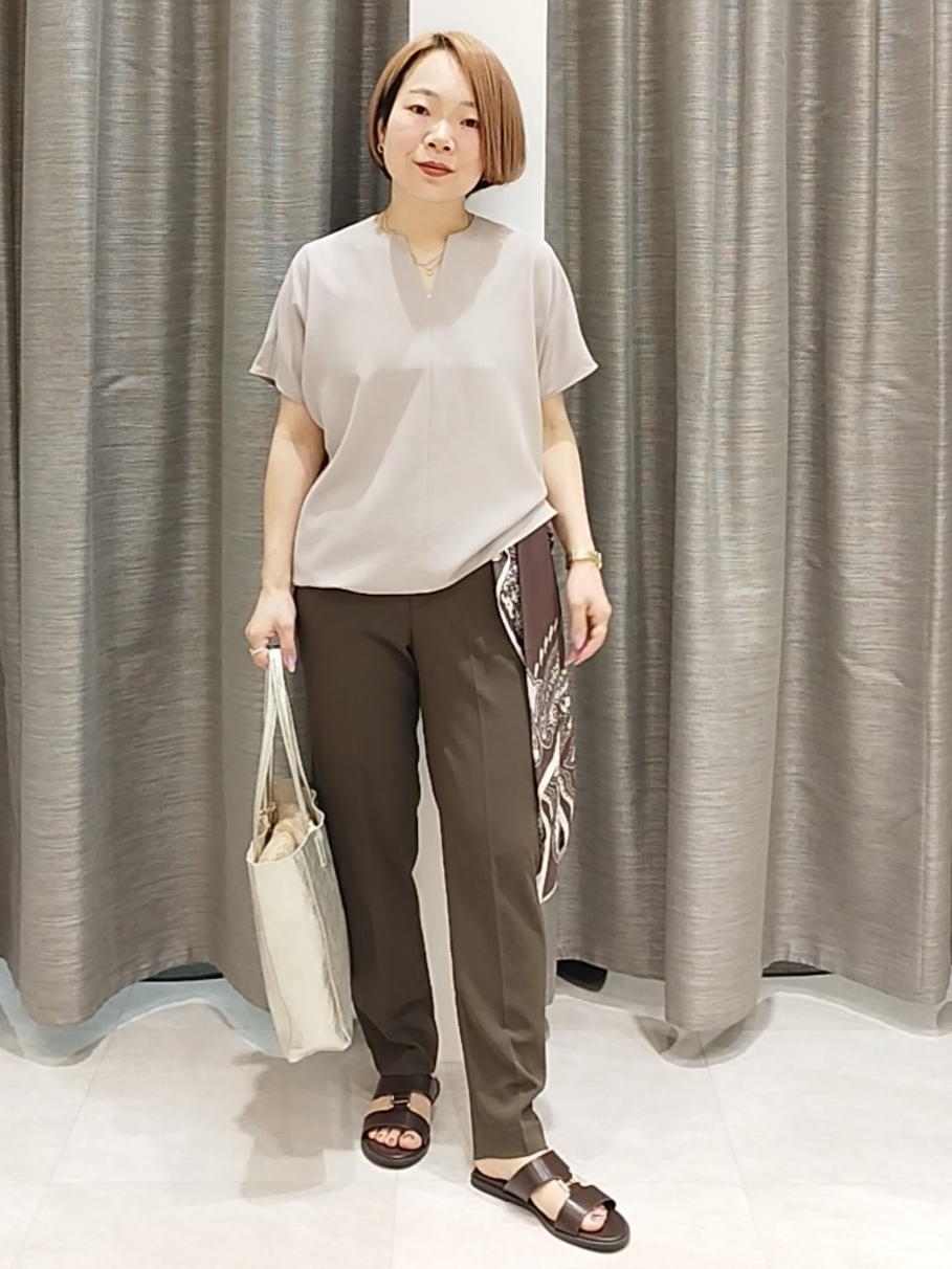 s u g iさんの「UNTITLED｜【UV/接触冷感/セットアップ可】リラクシーキーVネックブラウス」を使ったコーディネート