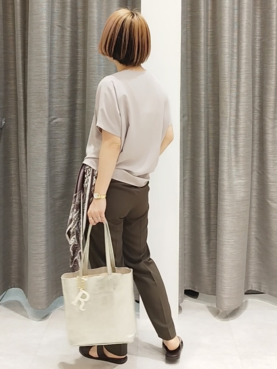 s u g iさんの「UNTITLED｜【UV/接触冷感/セットアップ可】リラクシーキーVネックブラウス」を使ったコーディネート