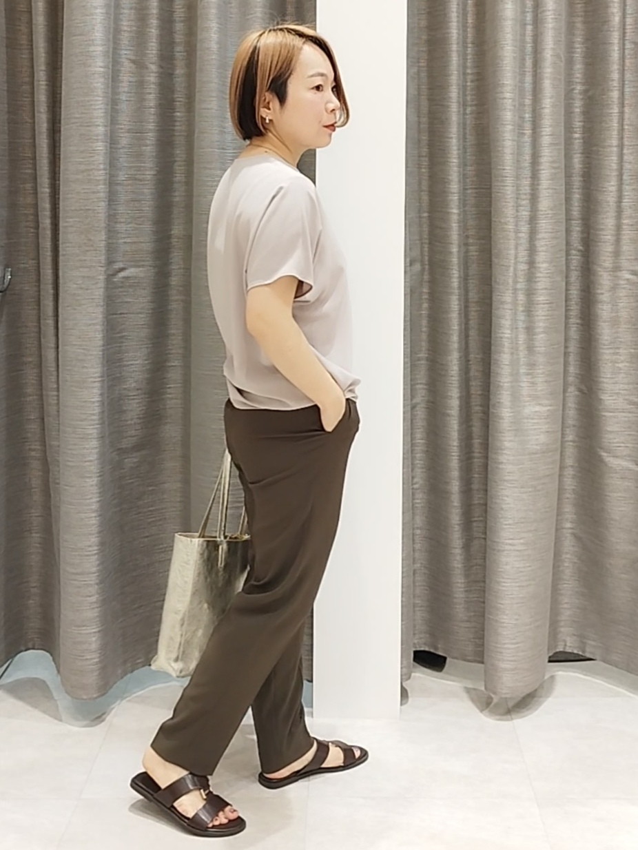 s u g iさんの「UNTITLED｜【UV/接触冷感/セットアップ可】リラクシーキーVネックブラウス」を使ったコーディネート