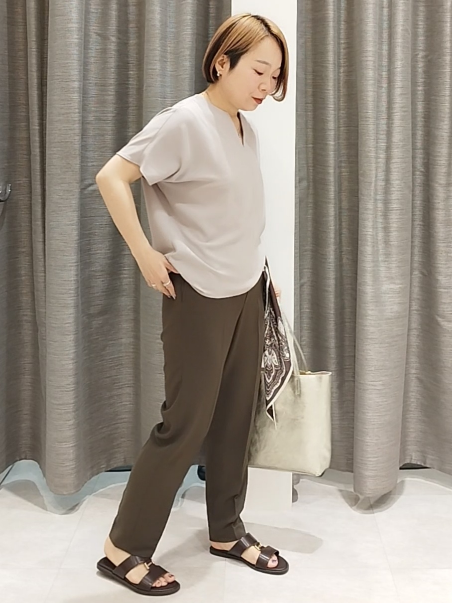 s u g iさんの「UNTITLED｜【UV/接触冷感/セットアップ可】リラクシーキーVネックブラウス」を使ったコーディネート