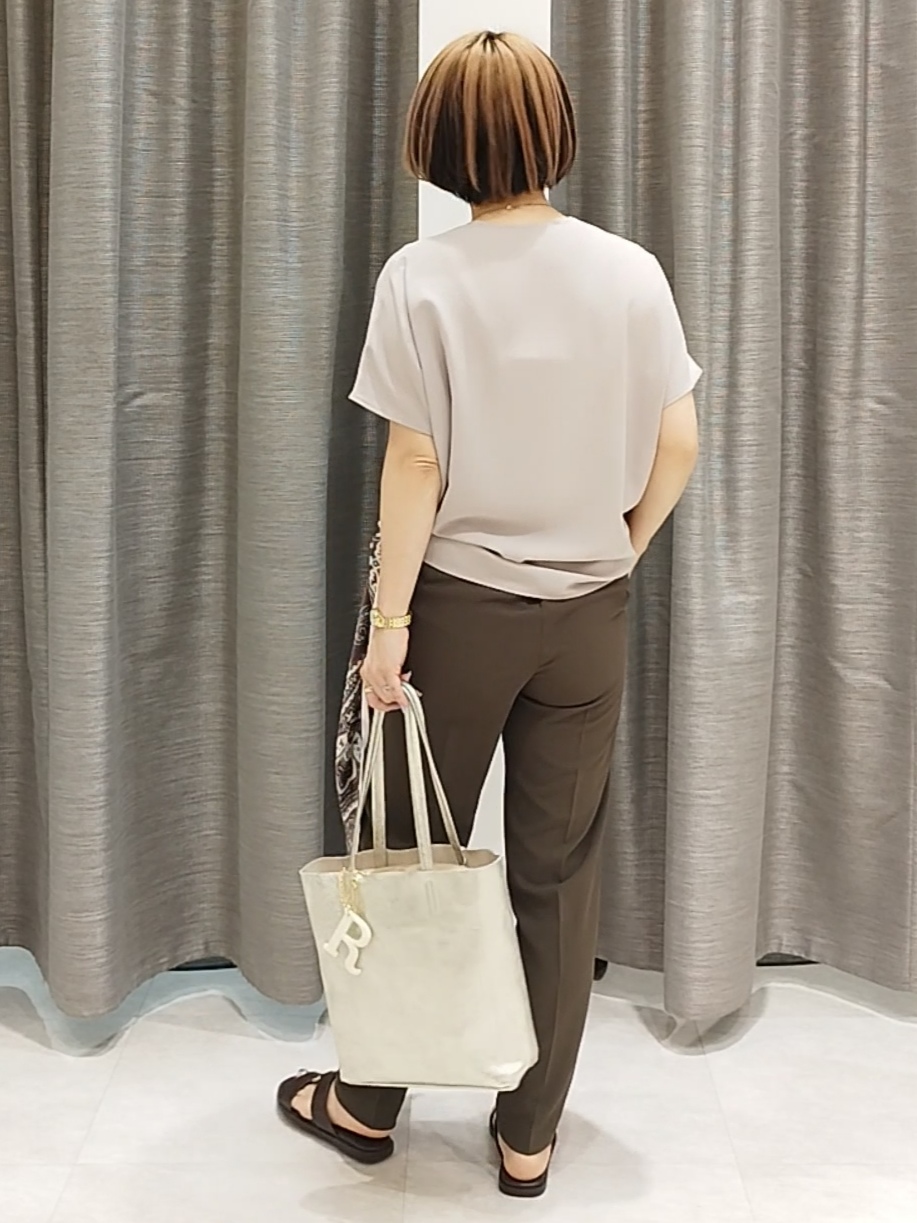 s u g iさんの「UNTITLED｜【UV/接触冷感/セットアップ可】リラクシーキーVネックブラウス」を使ったコーディネート