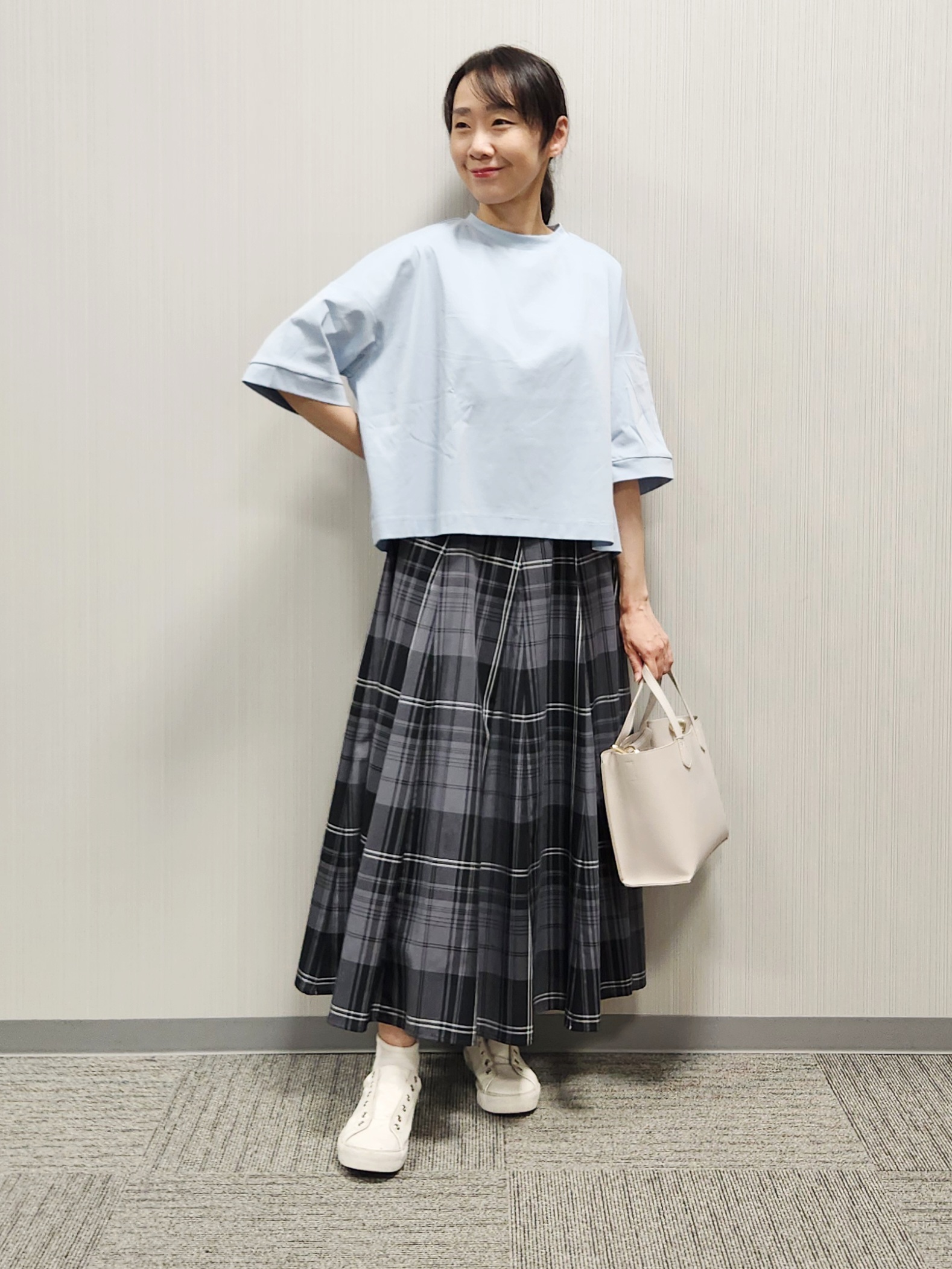 naraさんの「Dessin｜【体型カバー】美光沢カットソーボクシーシルエット」を使ったコーディネート