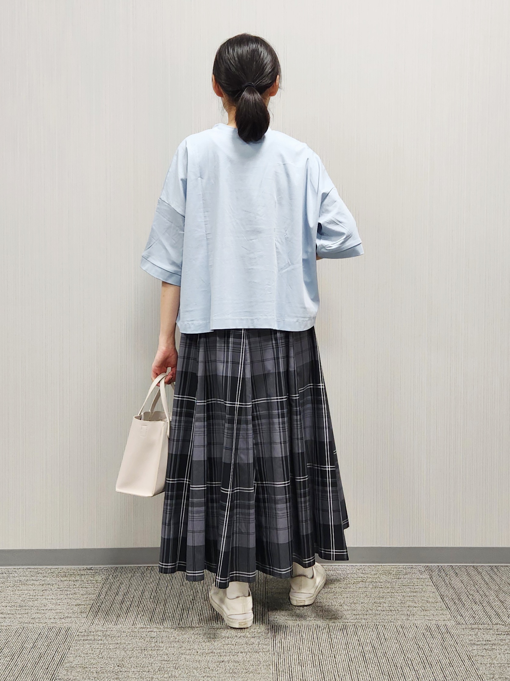 naraさんの「Dessin｜【体型カバー】美光沢カットソーボクシーシルエット」を使ったコーディネート