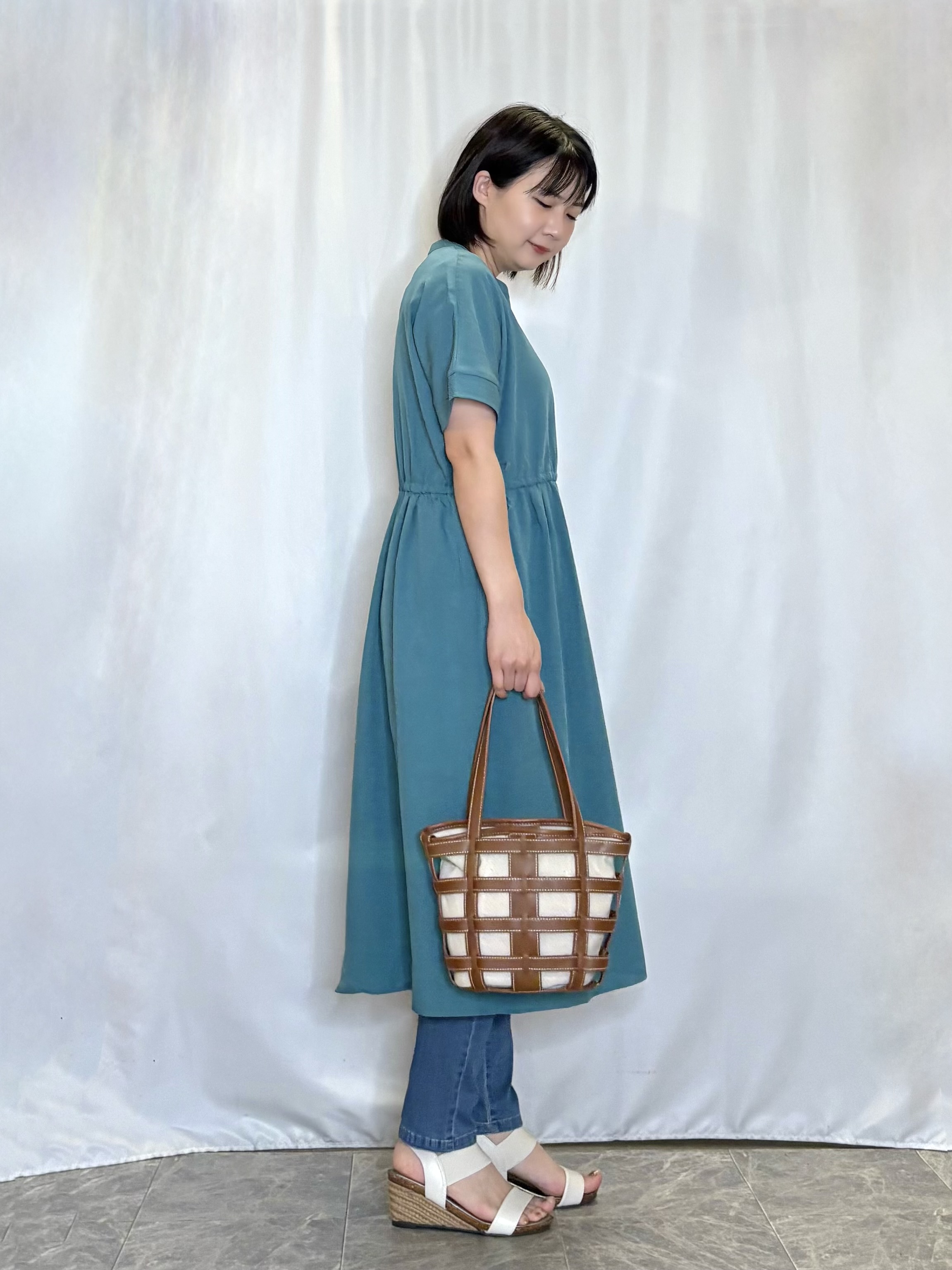 ネリさんの「SHOO･LA･RUE｜【洗濯機可/体型カバー】ウエストシャーリングで女性らしく 麻調スキッパーサイドリボンワンピース」を使ったコーディネート