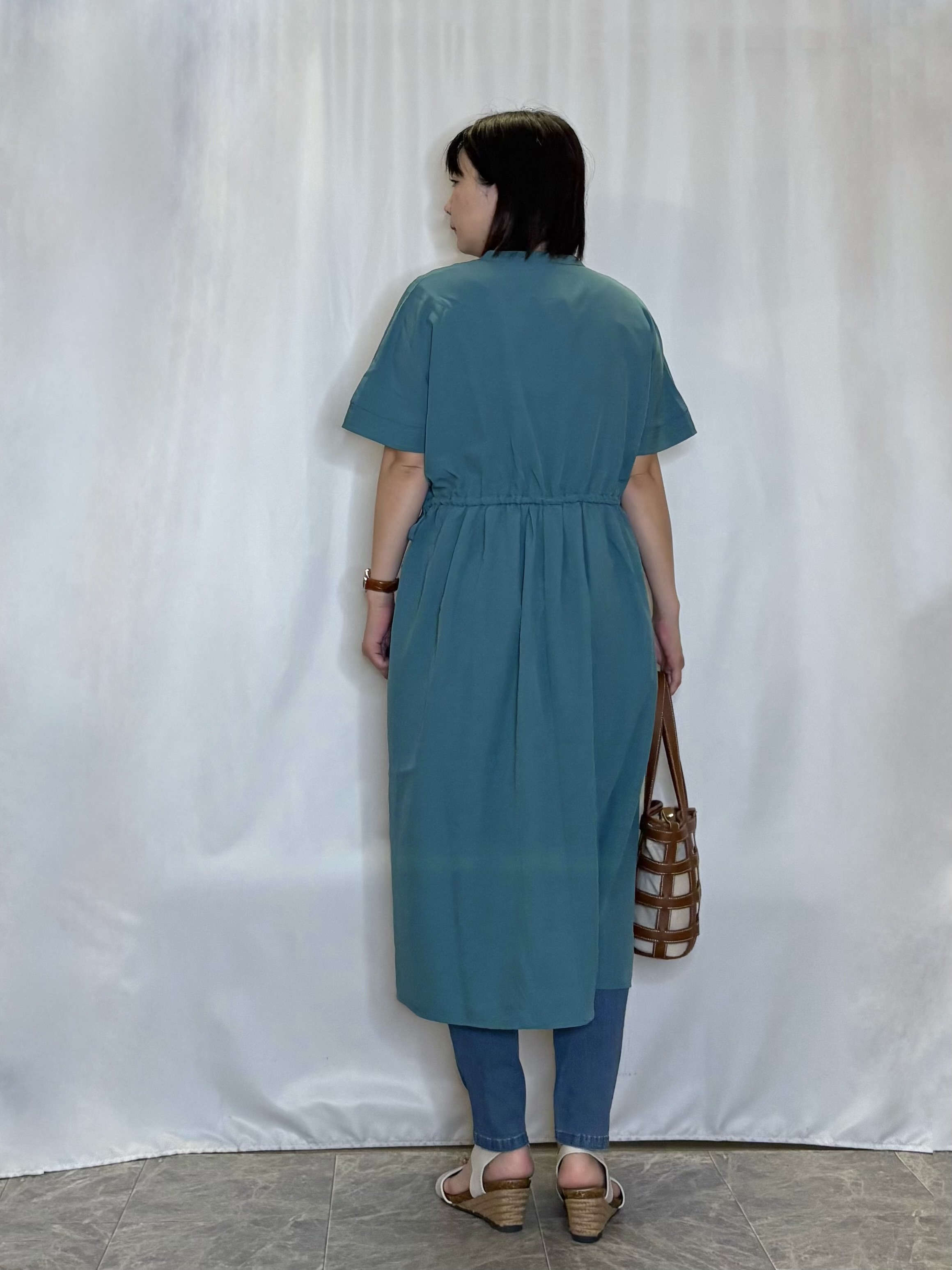 ネリさんの「SHOO･LA･RUE｜【洗濯機可/体型カバー】ウエストシャーリングで女性らしく 麻調スキッパーサイドリボンワンピース」を使ったコーディネート