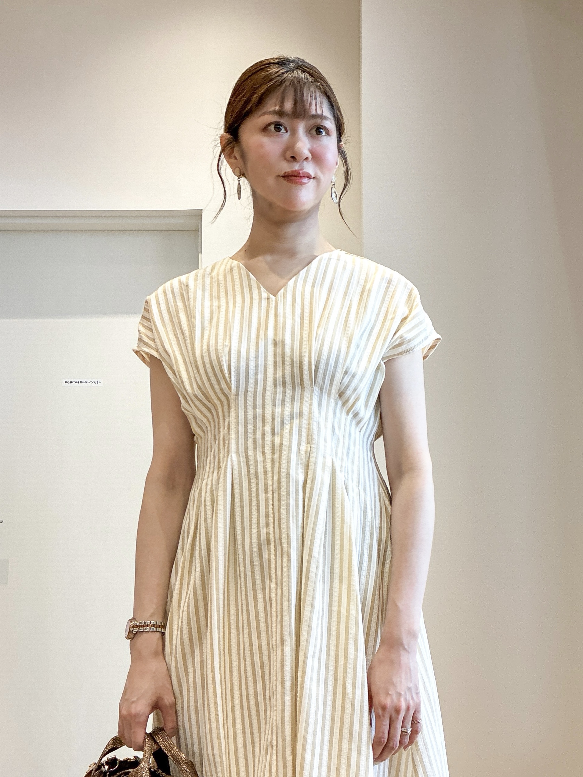 もんちゃんさんの「OPAQUE.CLIP｜Vネックウエストタックワンピース【イージーアイロン/洗濯機OK】」を使ったコーディネート