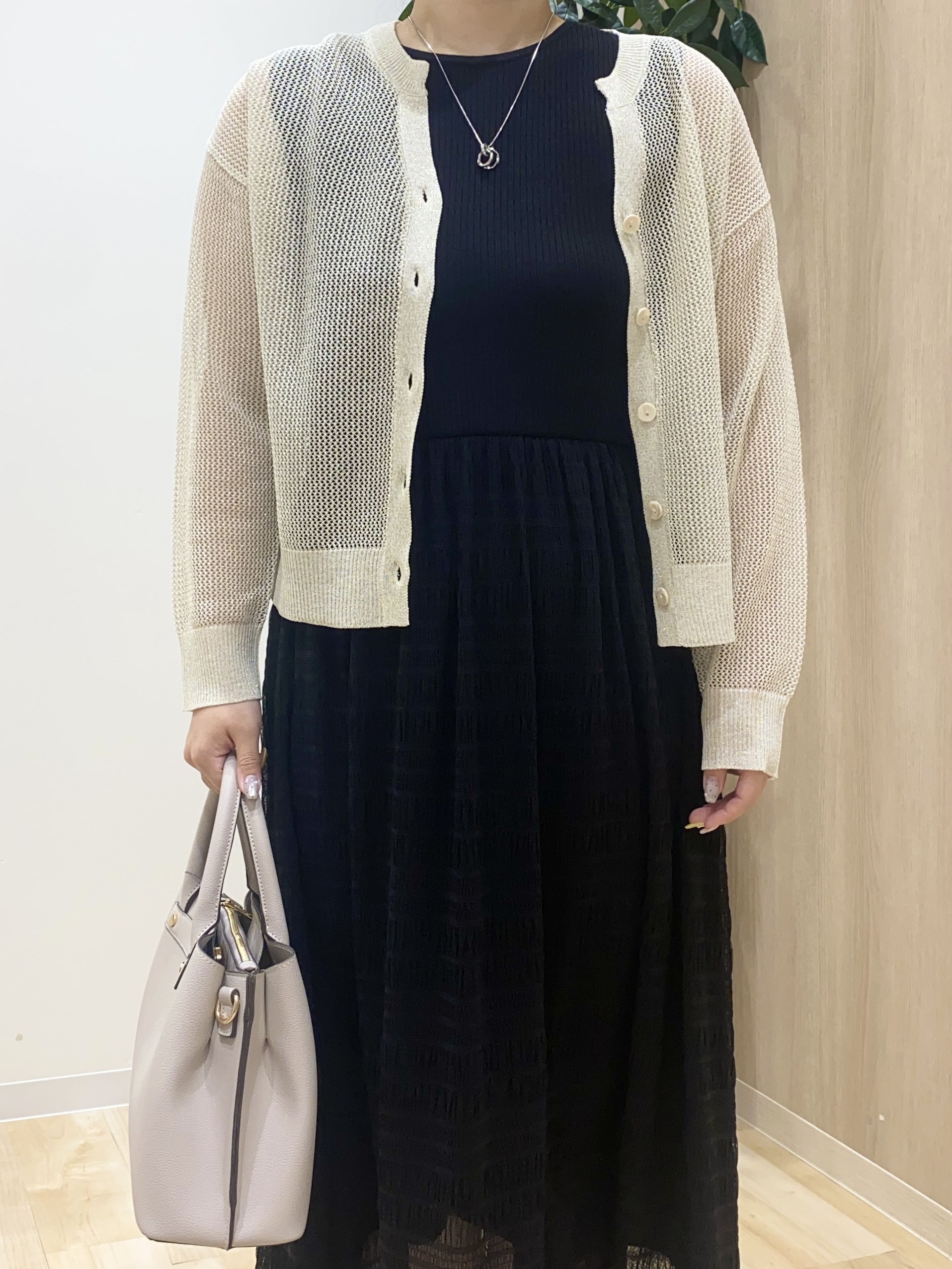 HANAさんの「grove｜ラメメッシュキーネックカーディガン」を使ったコーディネート